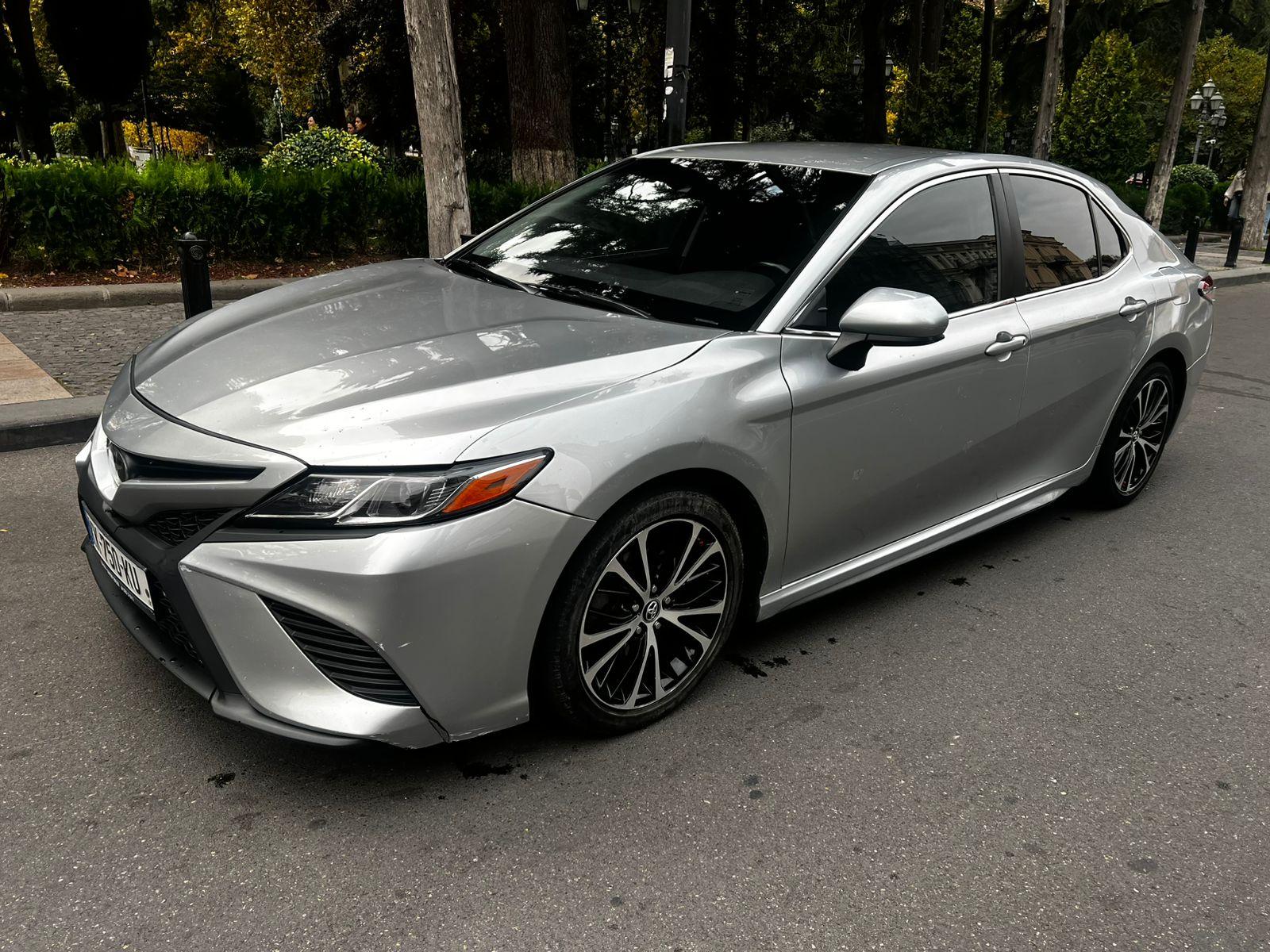 Toyota Camry — exterior view 3