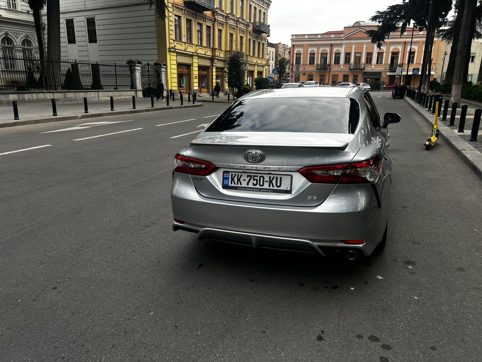 Toyota Camry — exterior view 4