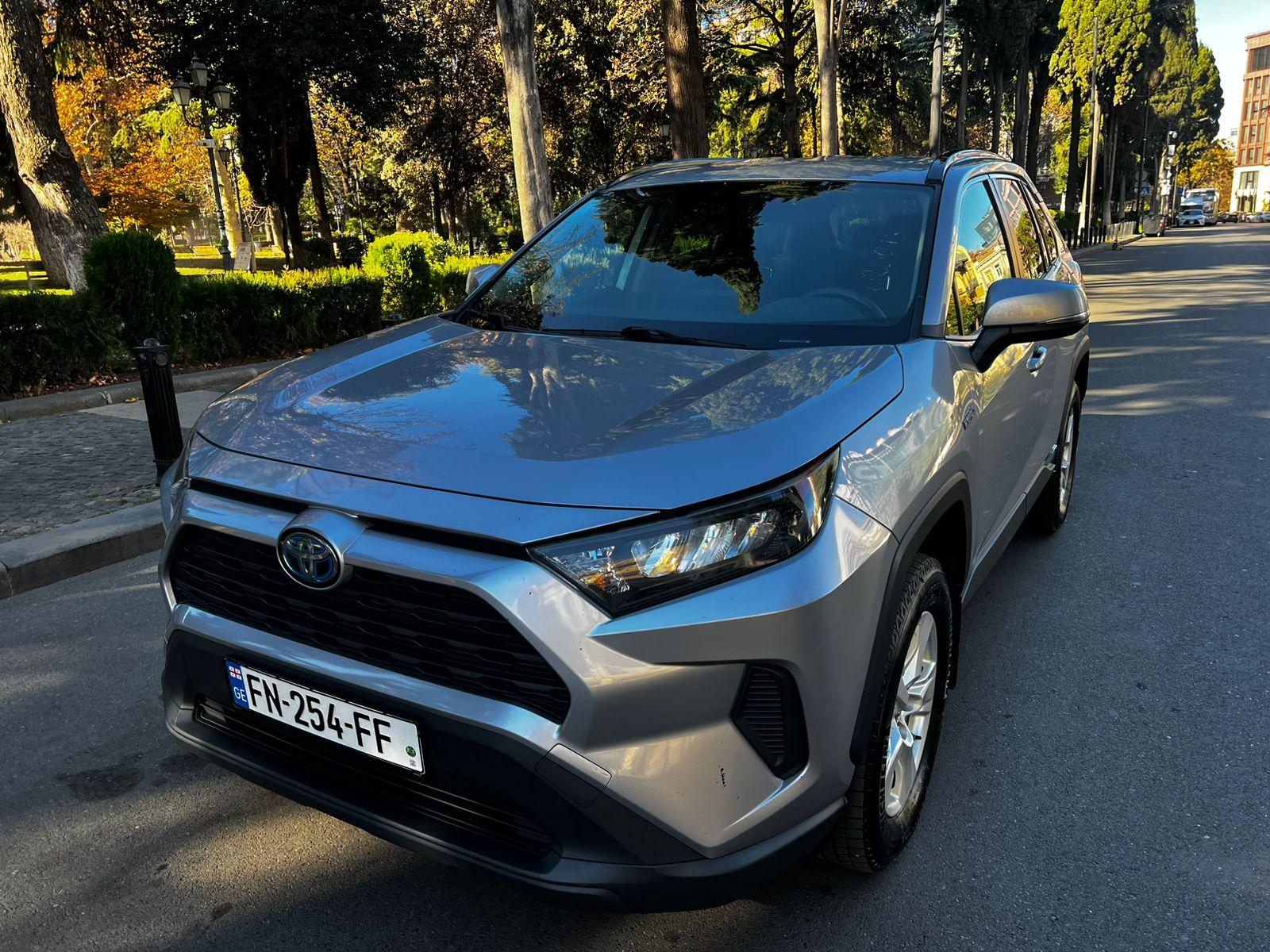 Toyota RAV4 — exterior view 4