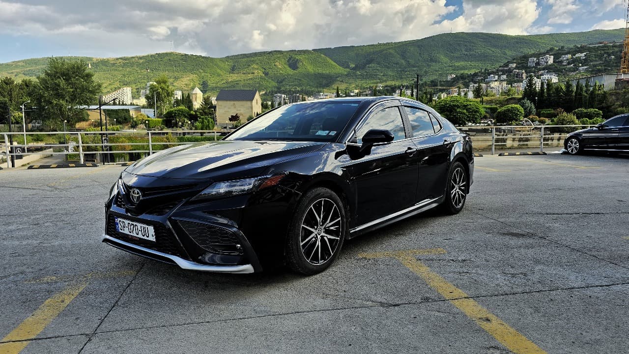 Toyota Camry — exterior view 2