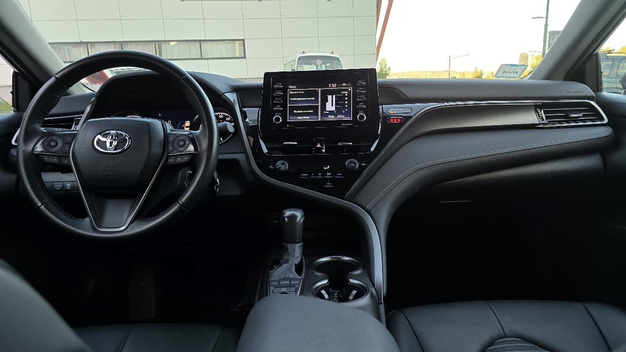 Toyota Camry — exterior view 5