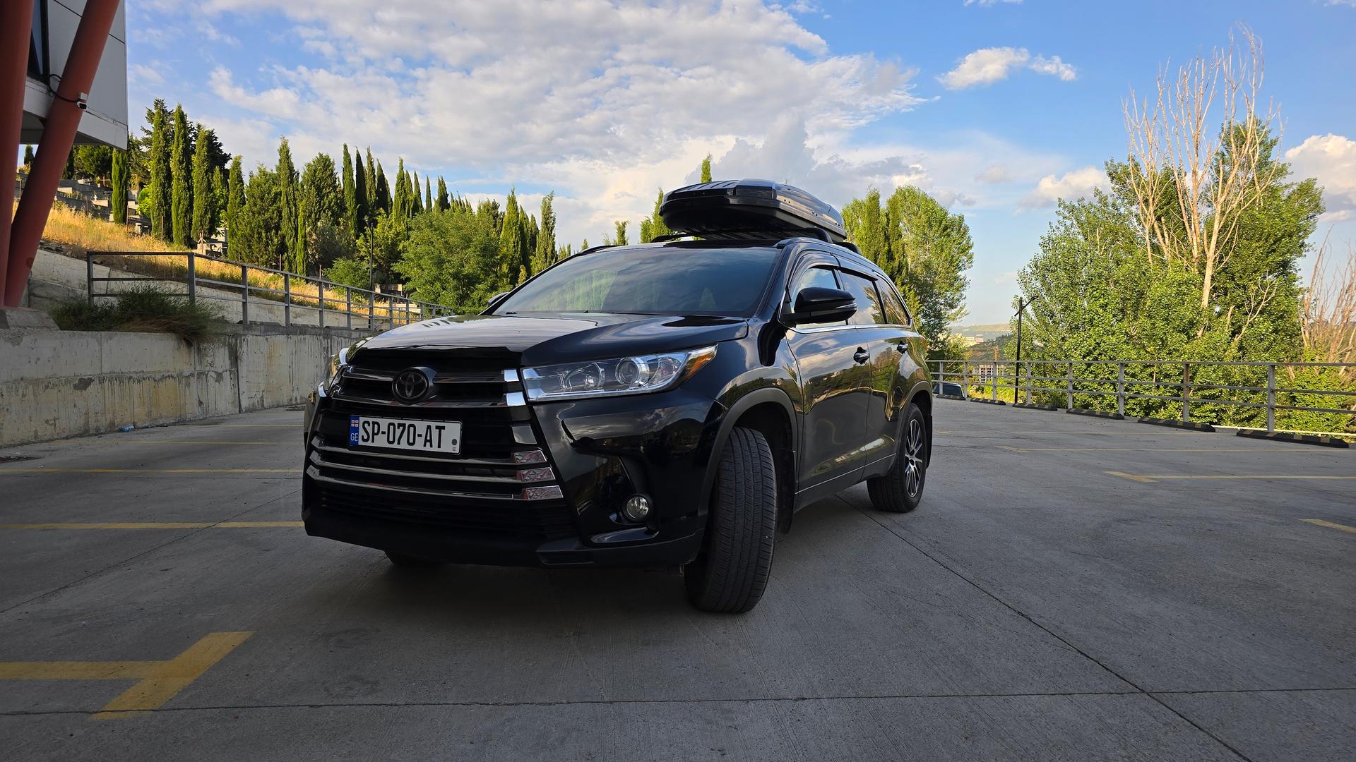 Toyota Highlander — exterior view 2