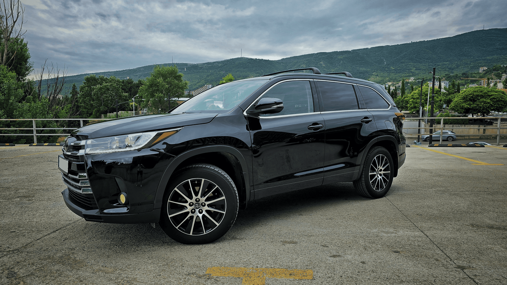 Toyota Highlander — exterior view 5
