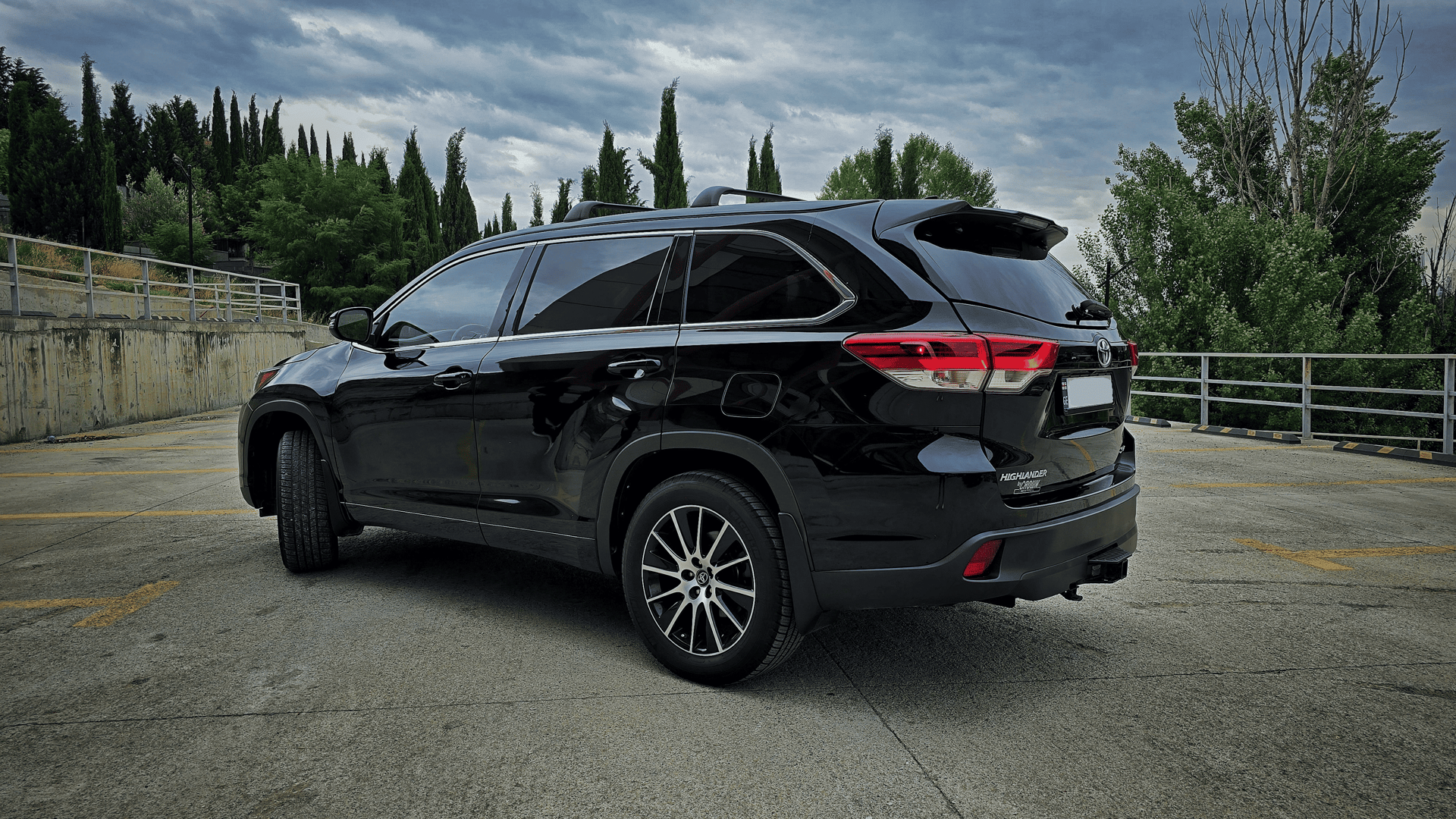 Toyota Highlander — exterior view 3