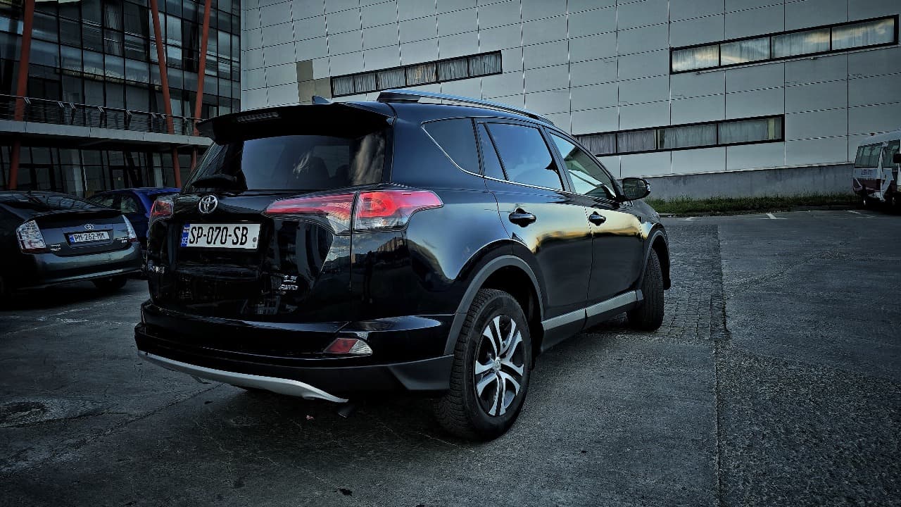 Toyota RAV4 Limited — exterior view 3