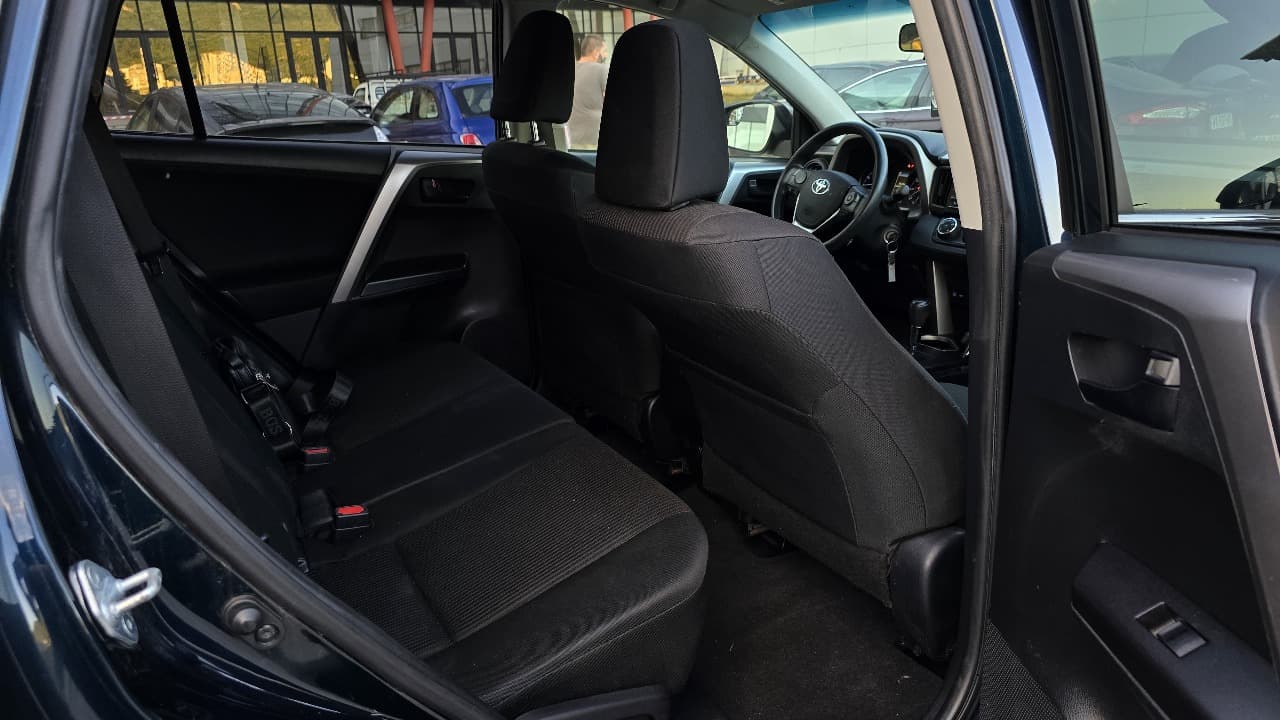 Toyota RAV4 Limited — exterior view 8