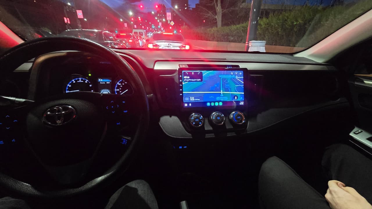 Toyota RAV4 Limited — exterior view 9