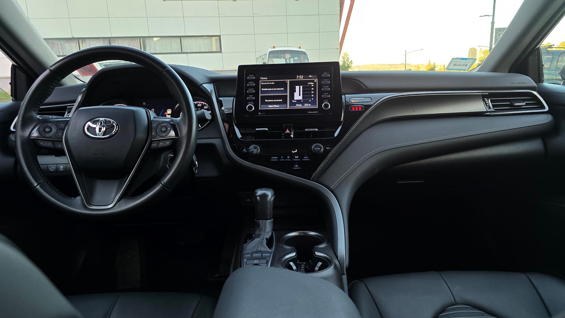 Toyota Camry — exterior view 4