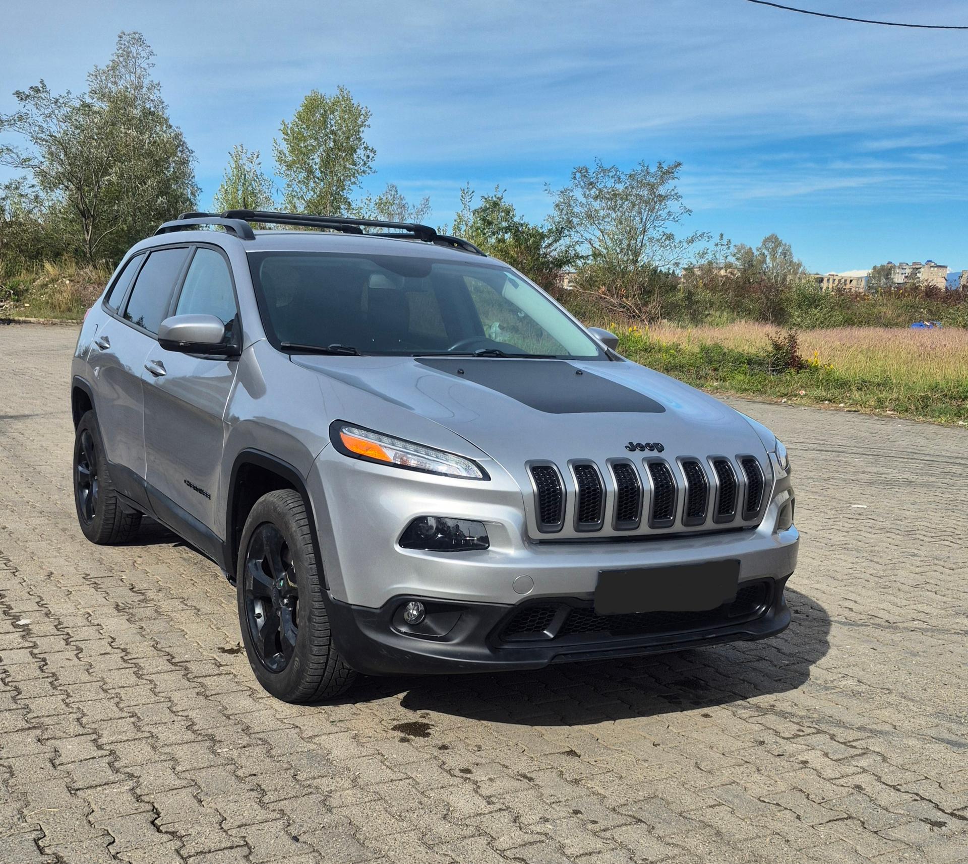 Jeep Cherokee — exterior view 2