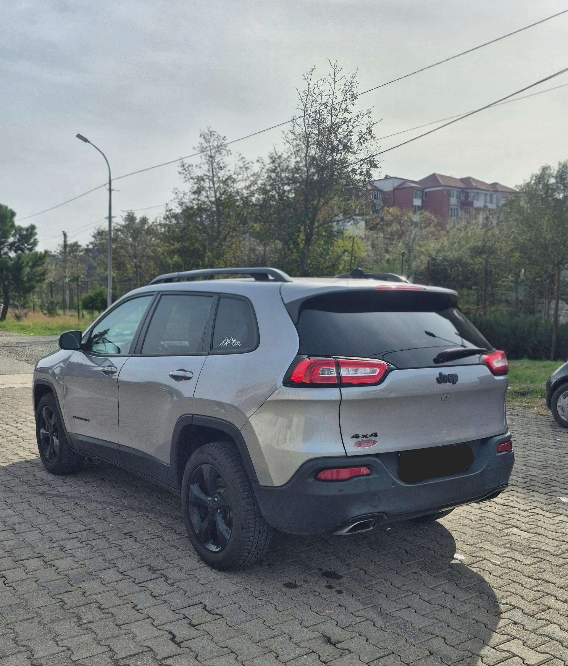 Jeep Cherokee — exterior view 4