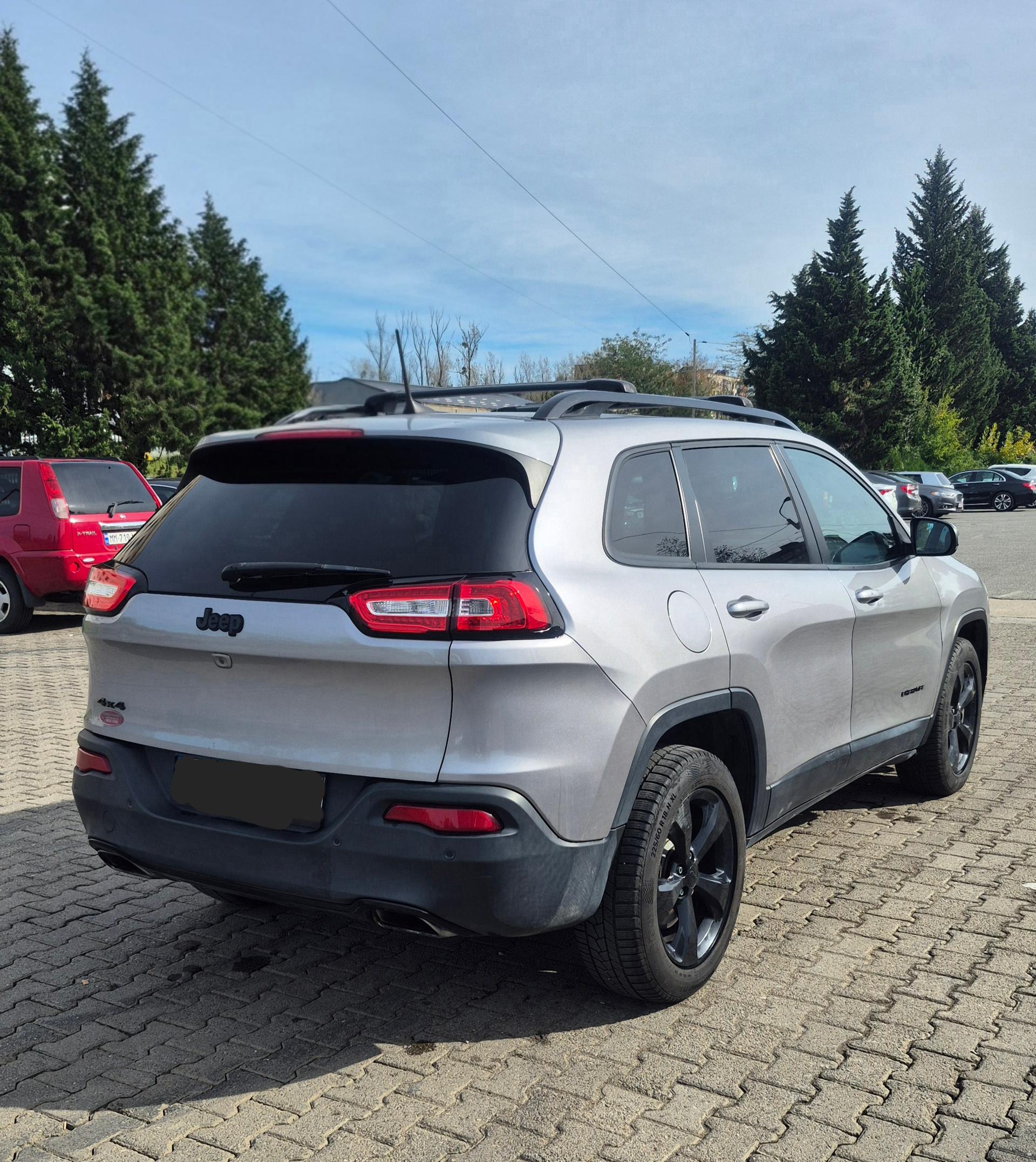 Jeep Cherokee — exterior view 5