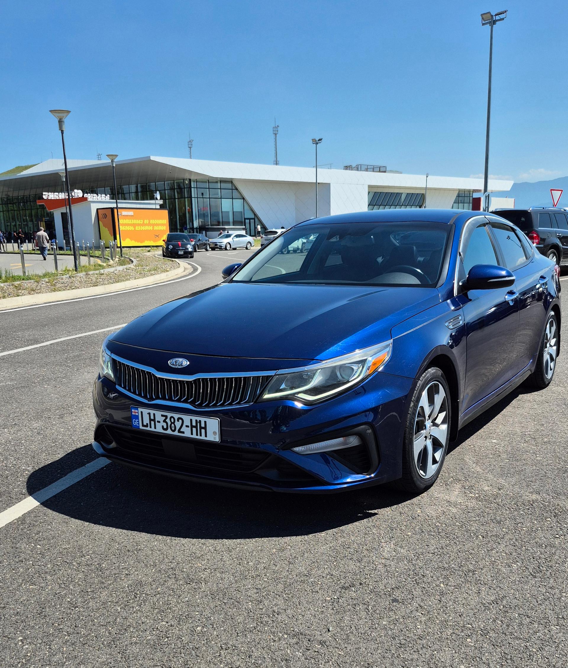 Kia Optima — exterior view 4