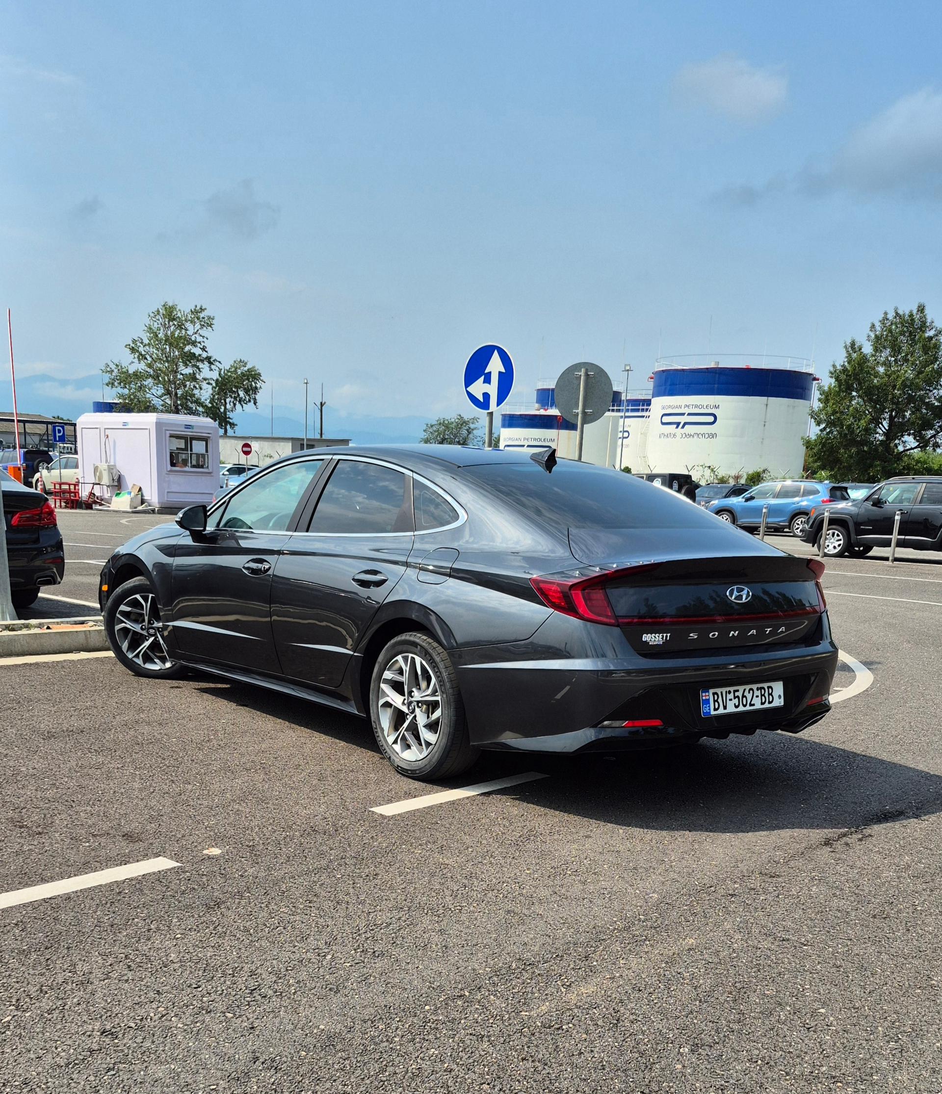 Hyundai Sonata — exterior view 2