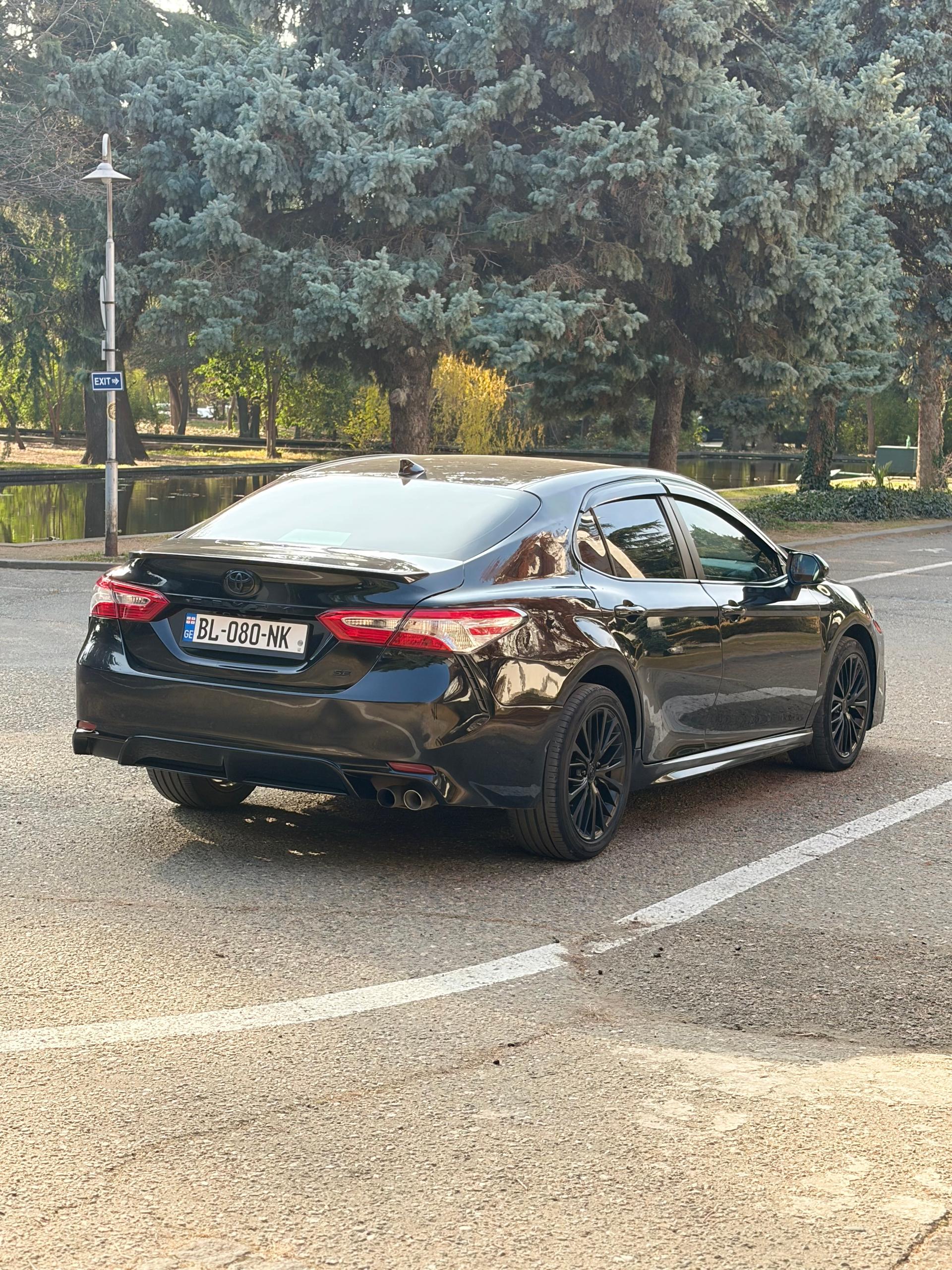 Toyota Camry — exterior view 3