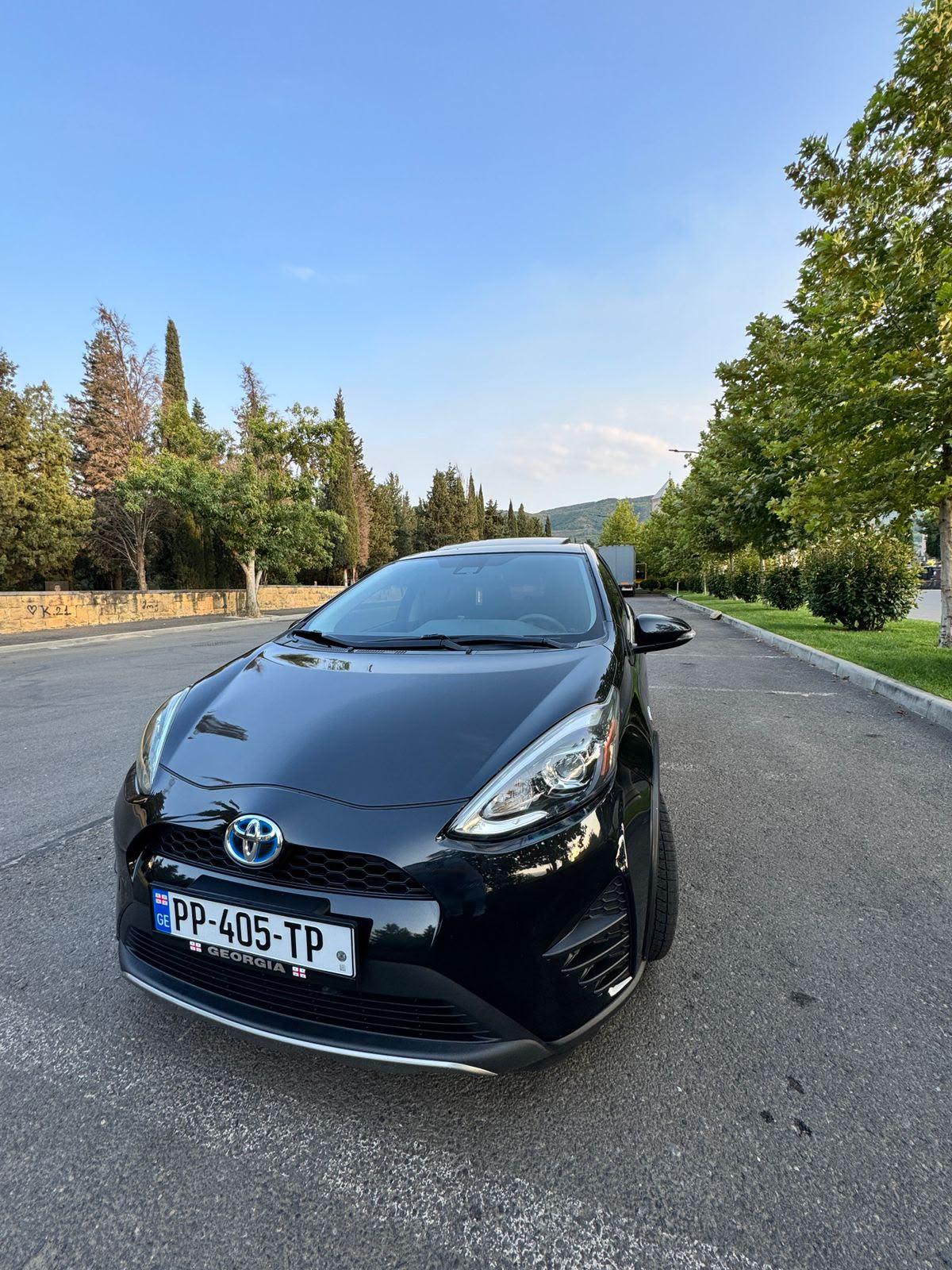 Toyota Prius C — exterior view 3