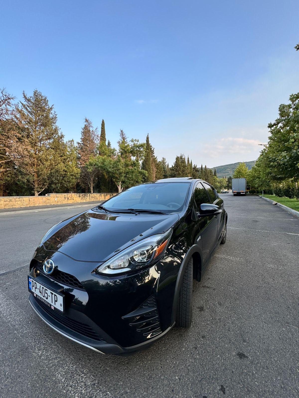 Toyota Prius C — exterior view 4
