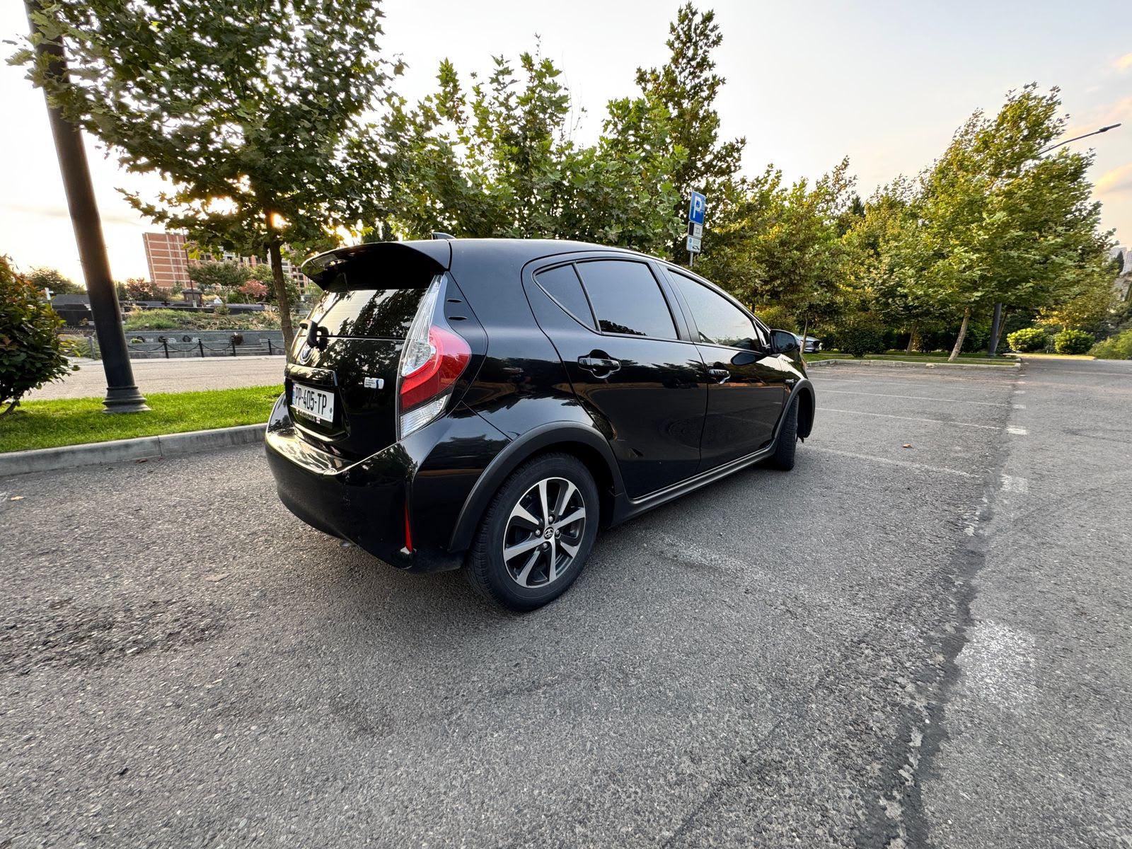 Toyota Prius C — exterior view 7