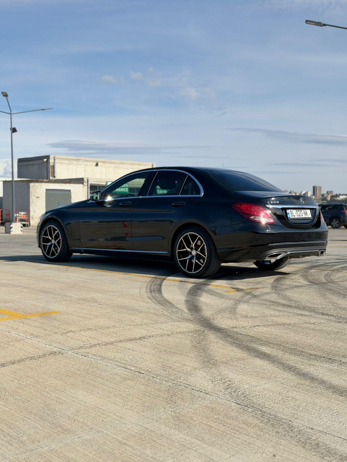 Mercedes-Benz C300 — exterior view 3