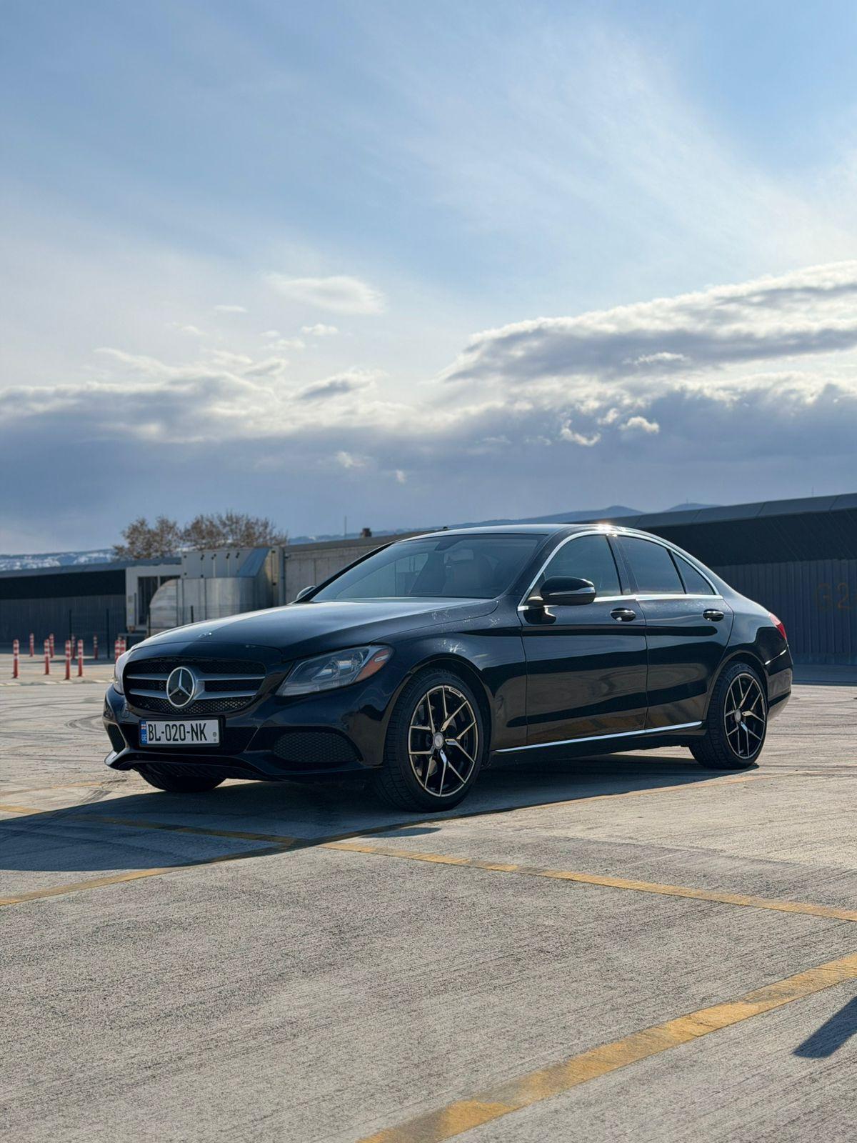 Mercedes-Benz C300 — exterior view 4