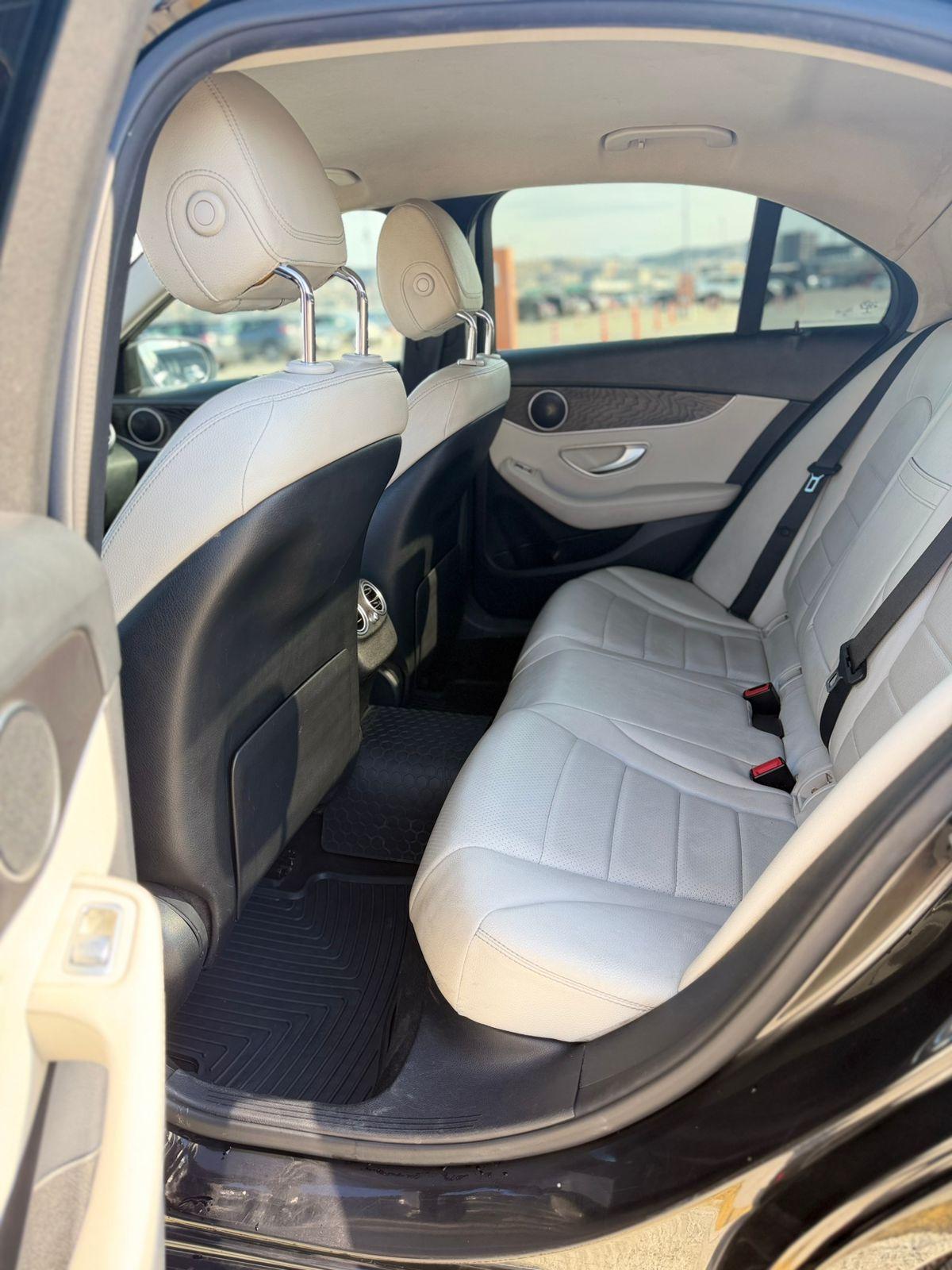 Mercedes-Benz C300 — exterior view 9