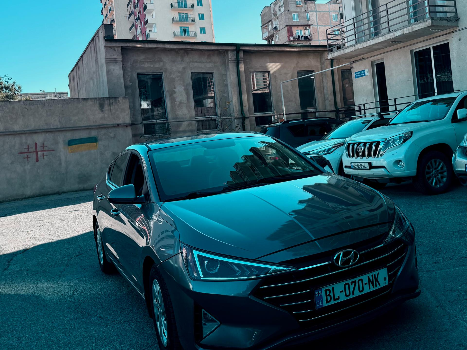 Hyundai Elantra — exterior view 2