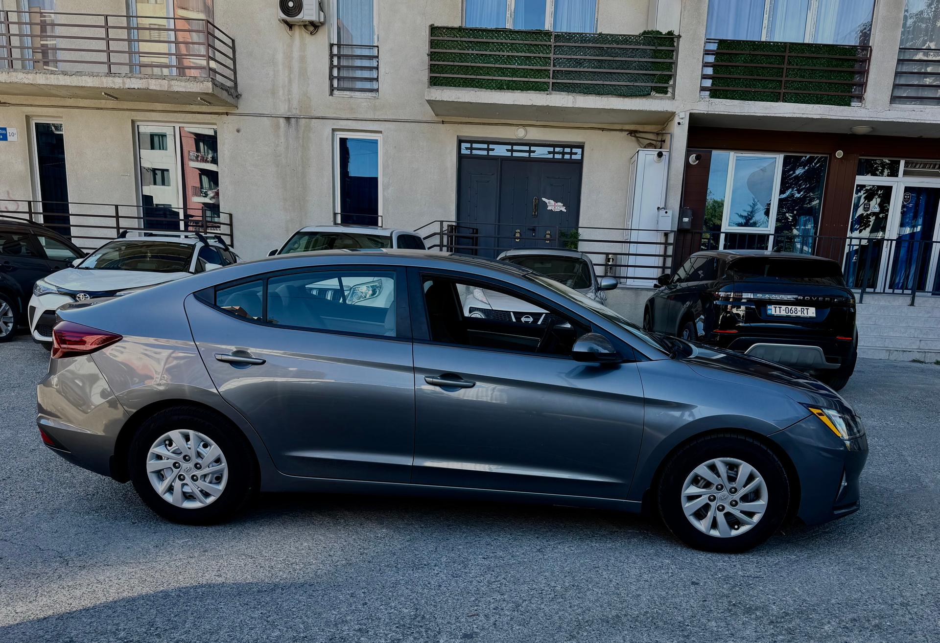 Hyundai Elantra — exterior view 4