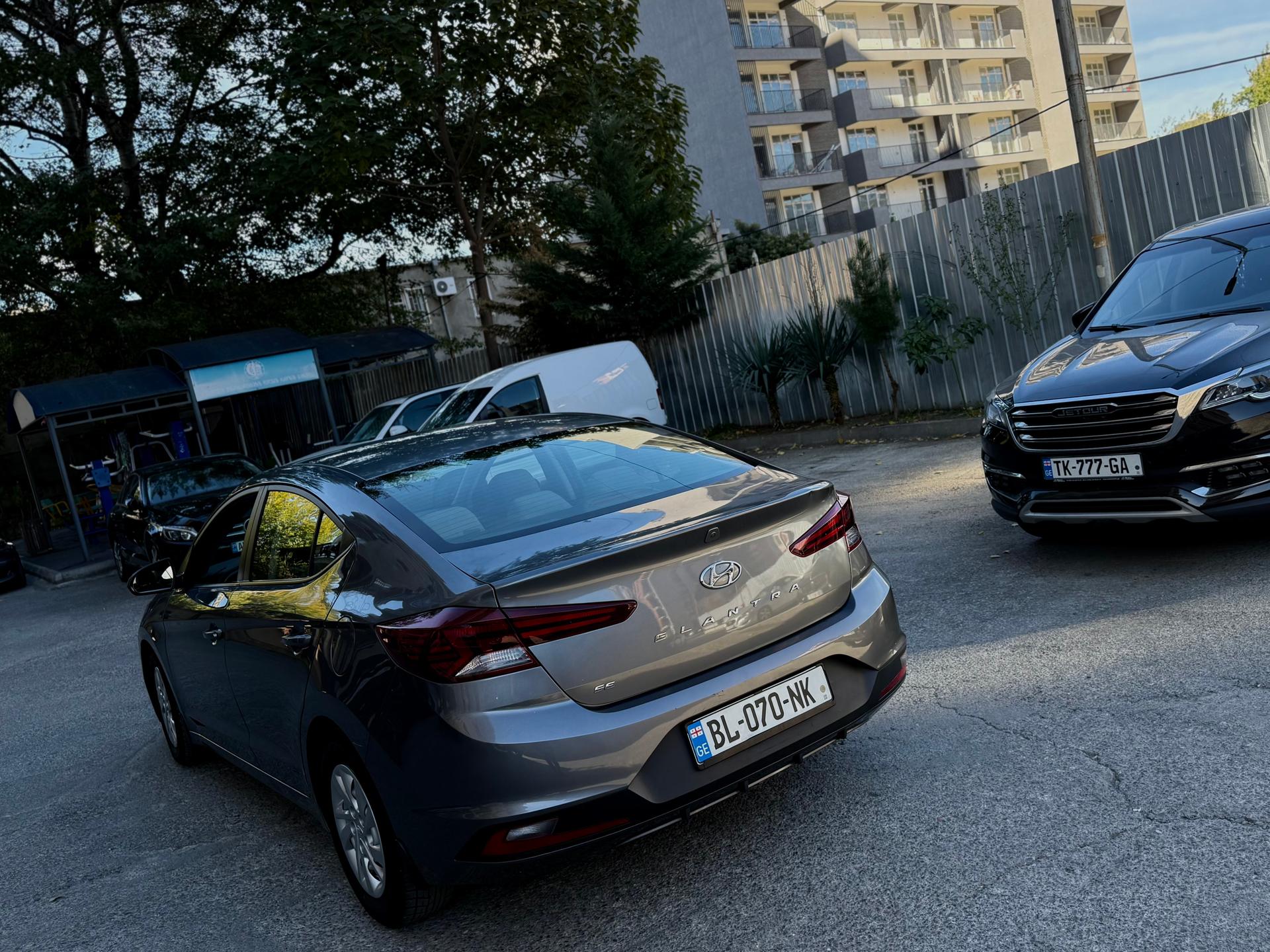 Hyundai Elantra — exterior view 5