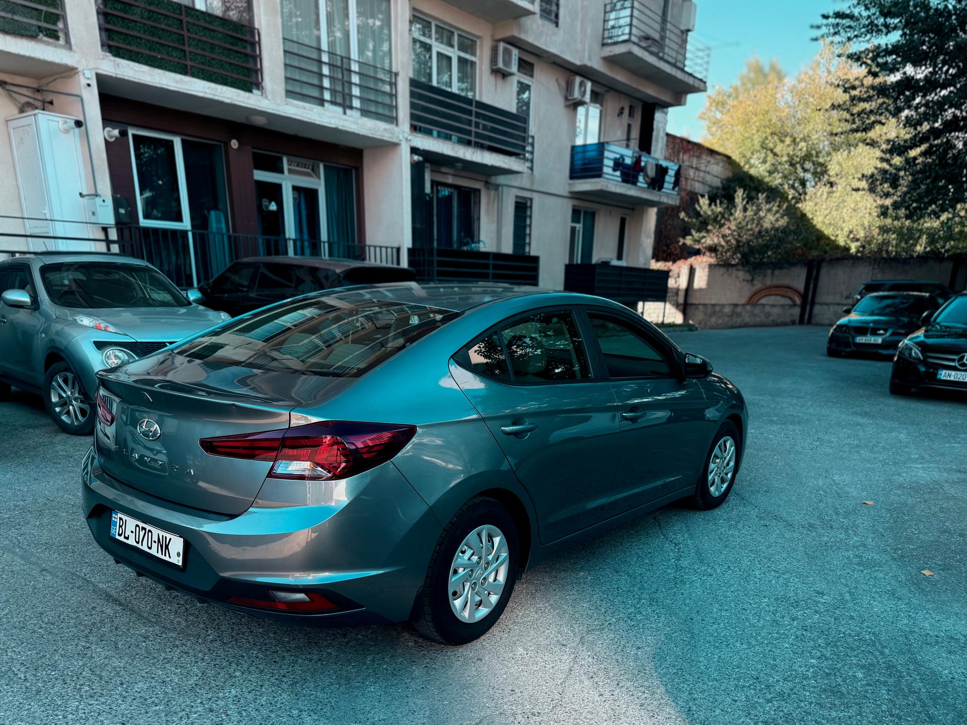Hyundai Elantra — exterior view 7