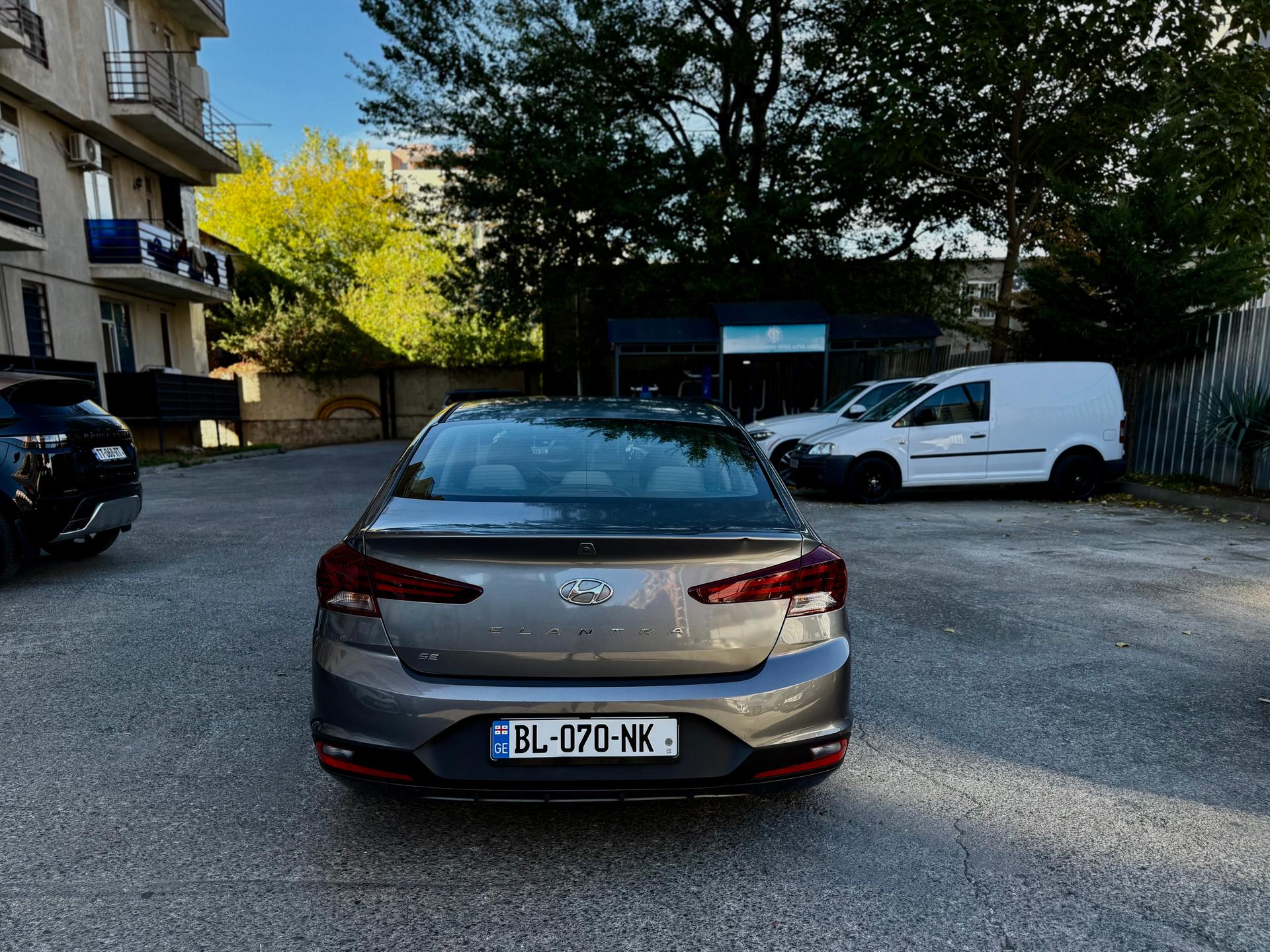 Hyundai Elantra — exterior view 8
