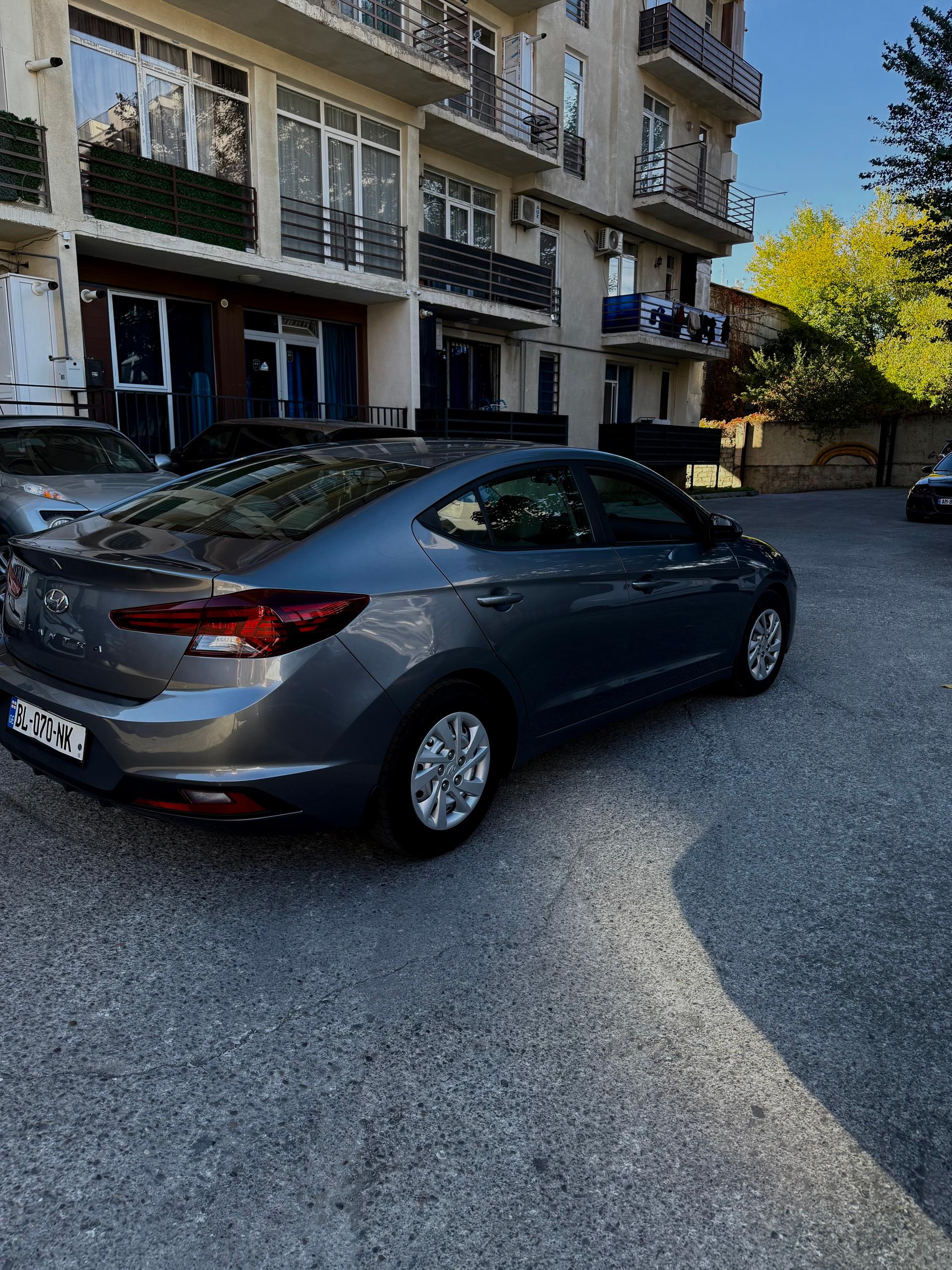 Hyundai Elantra — exterior view 9