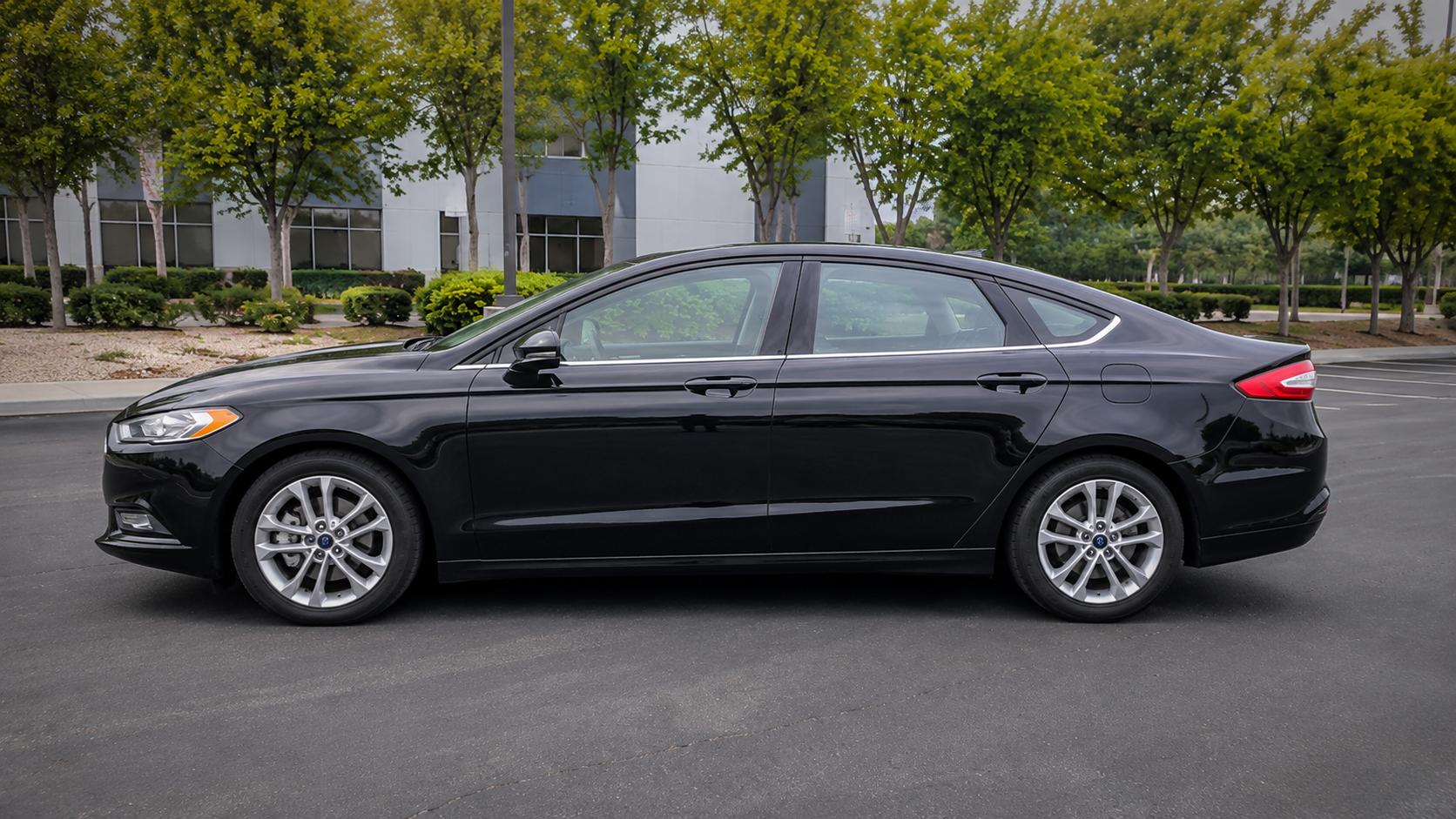 Ford Fusion — exterior view 4