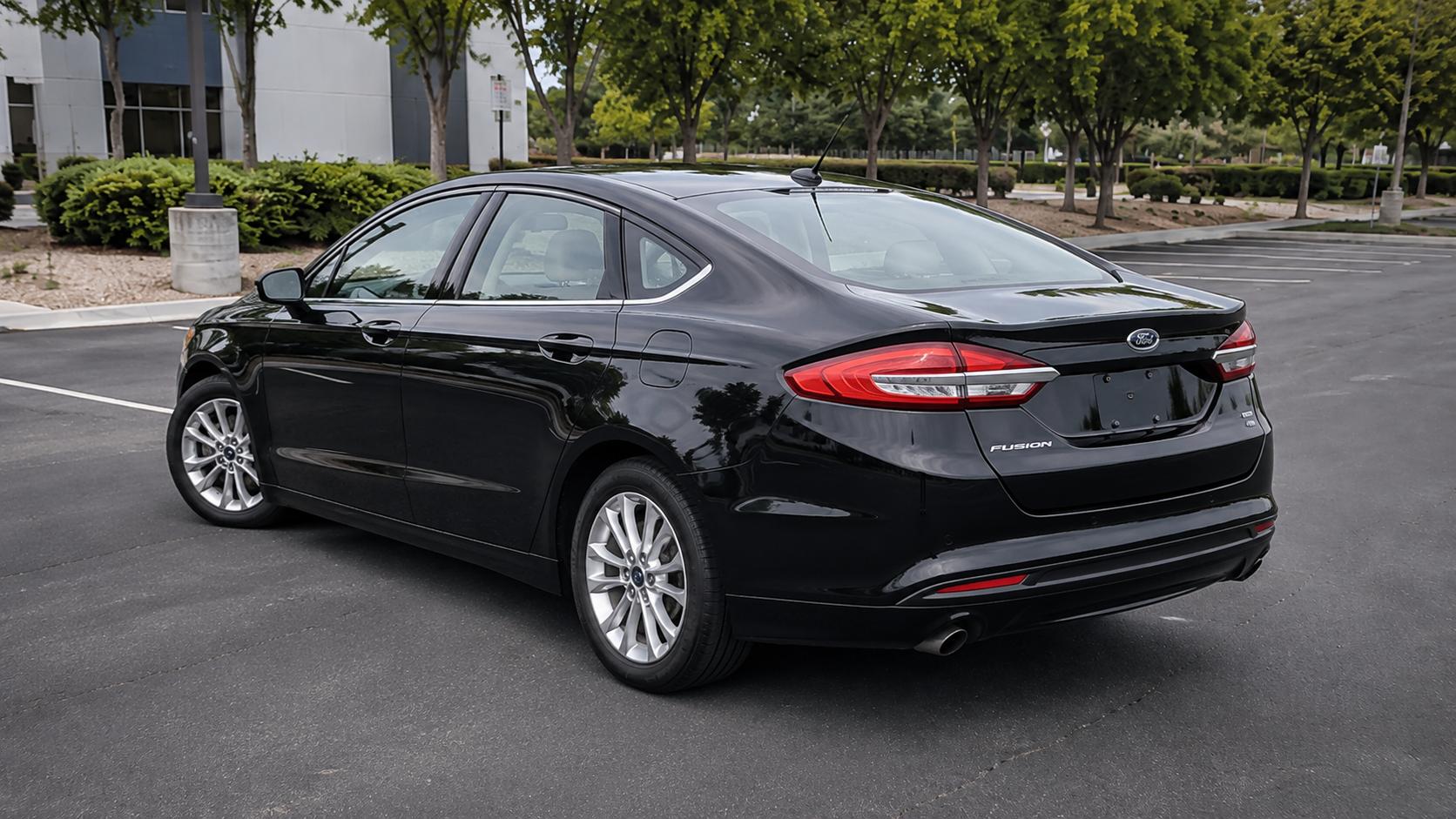 Ford Fusion — exterior view 5