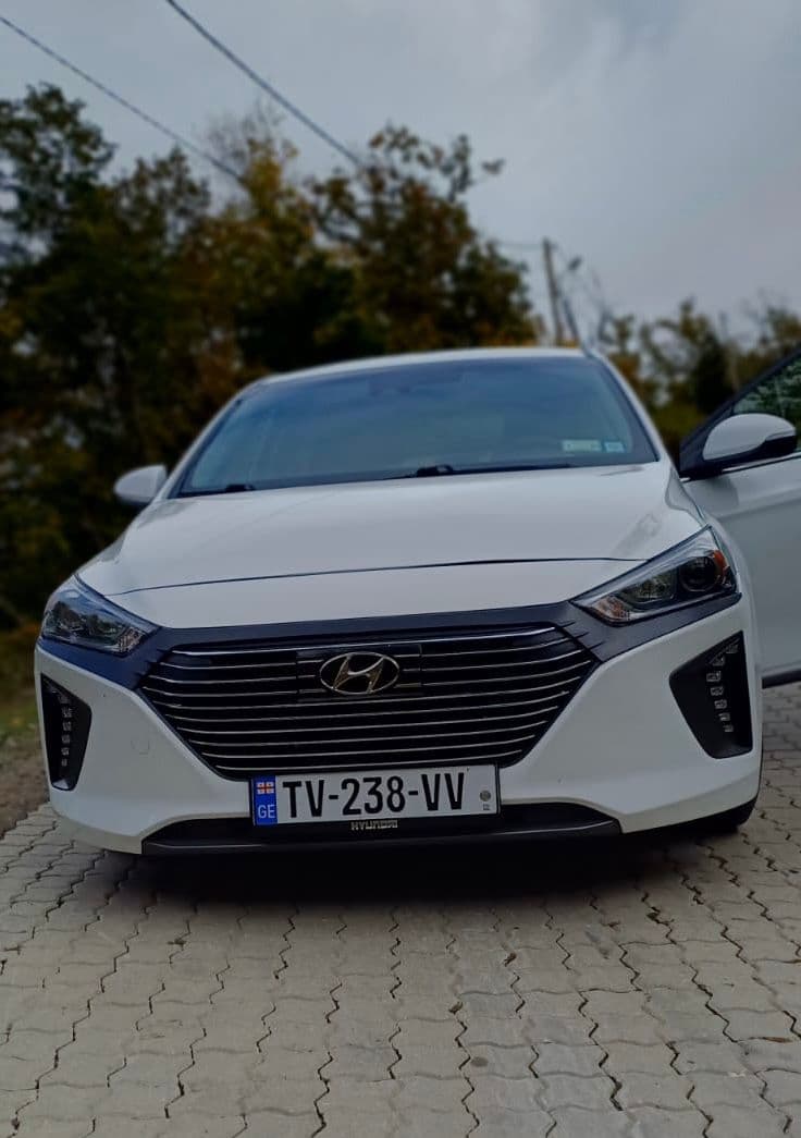 Hyundai Ioniq — exterior view 3