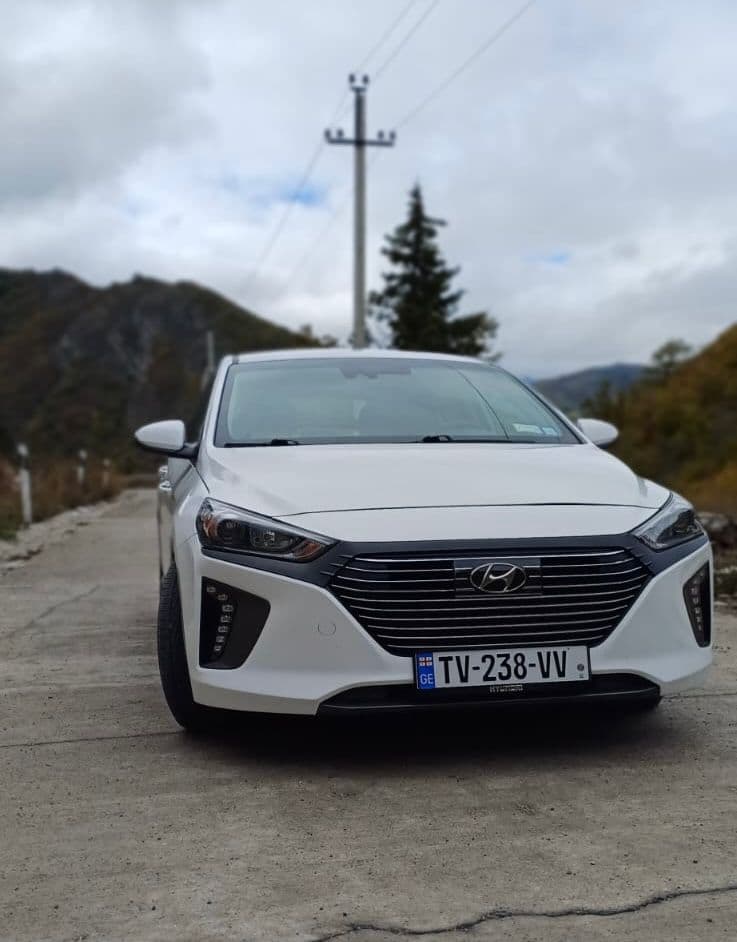 Hyundai Ioniq — exterior view 4