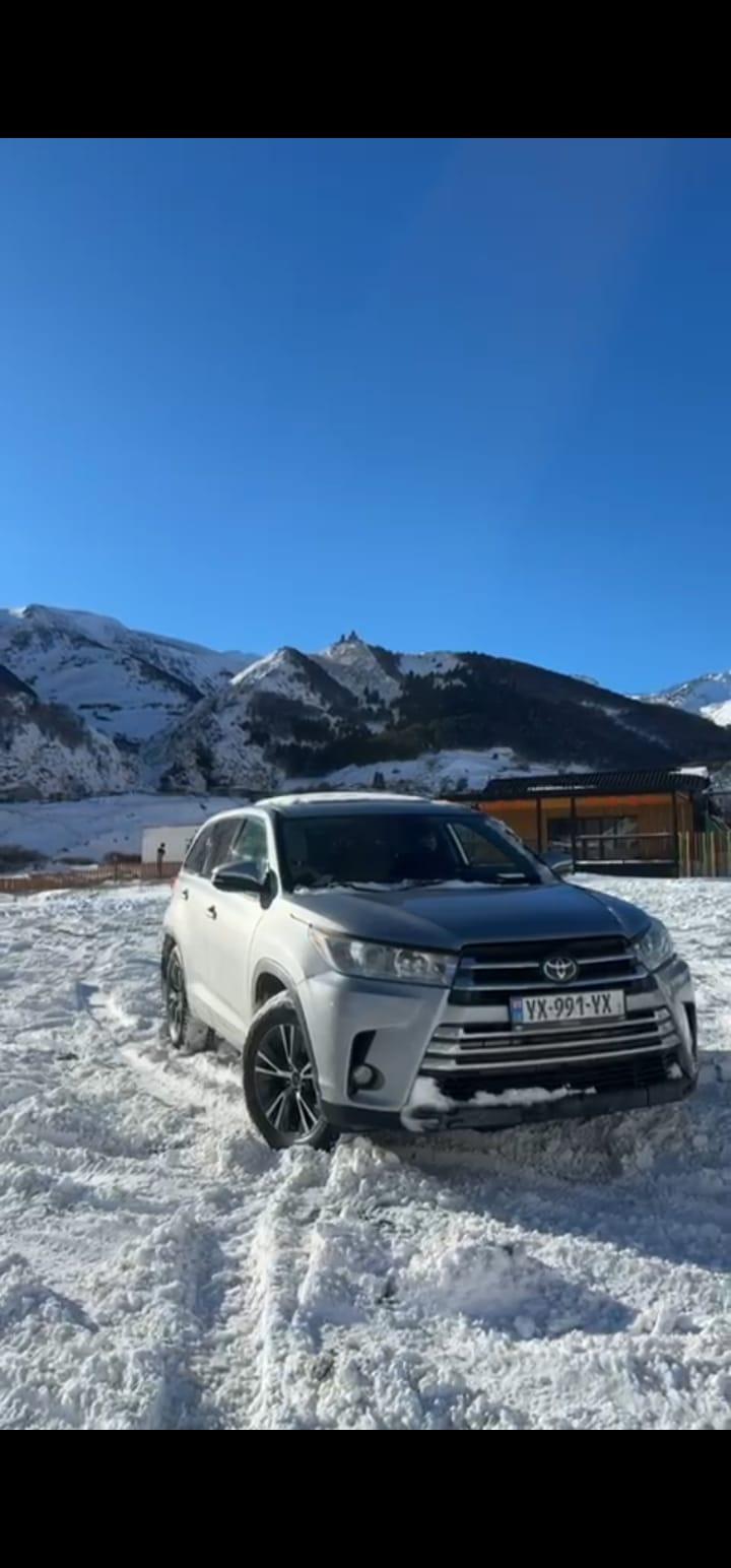 Toyota Highlander — exterior view 3