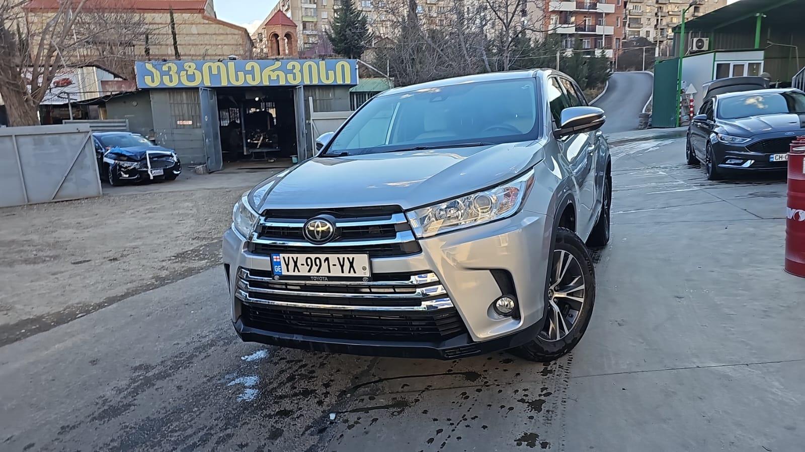 Toyota Highlander — exterior view 2