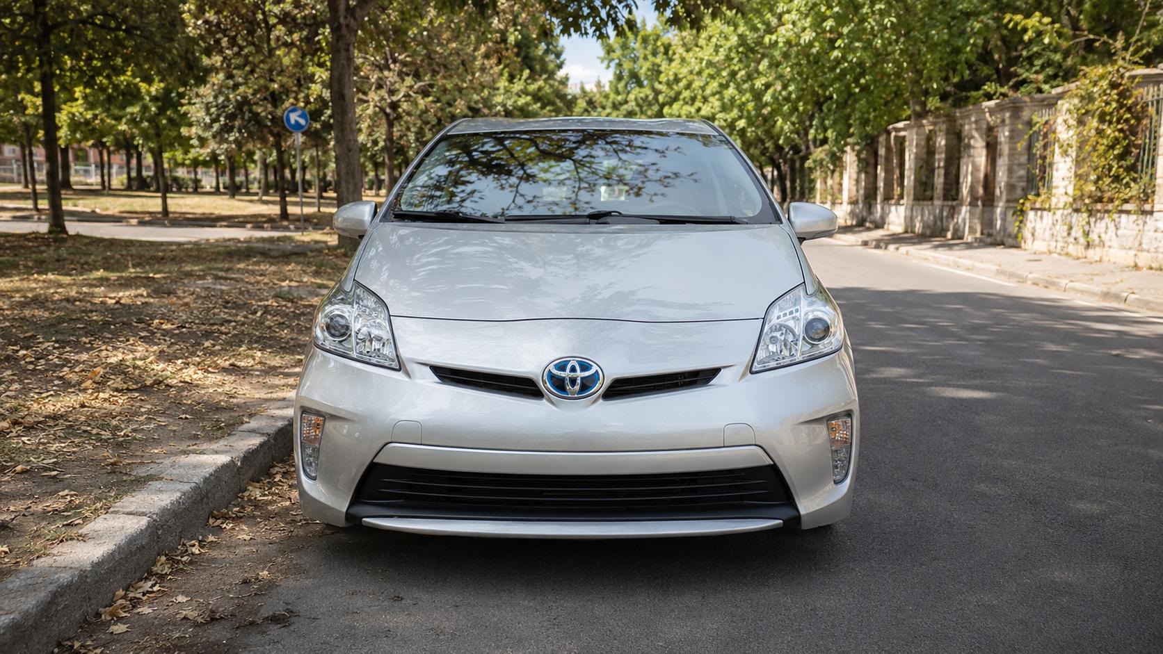 Toyota Prius — exterior view 2