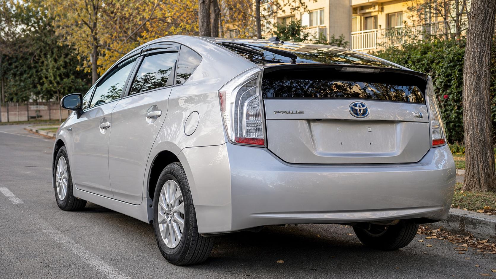 Toyota Prius — exterior view 3