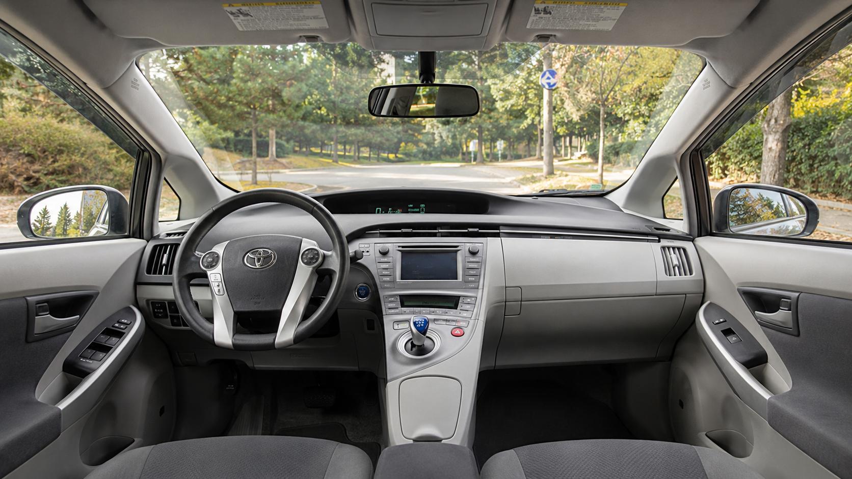 Toyota Prius — exterior view 4