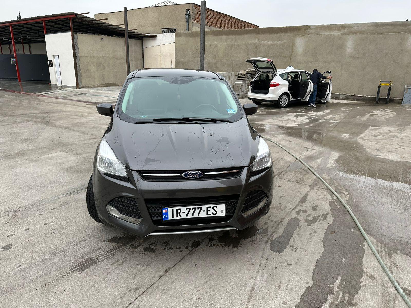 Ford Escape — exterior view 4