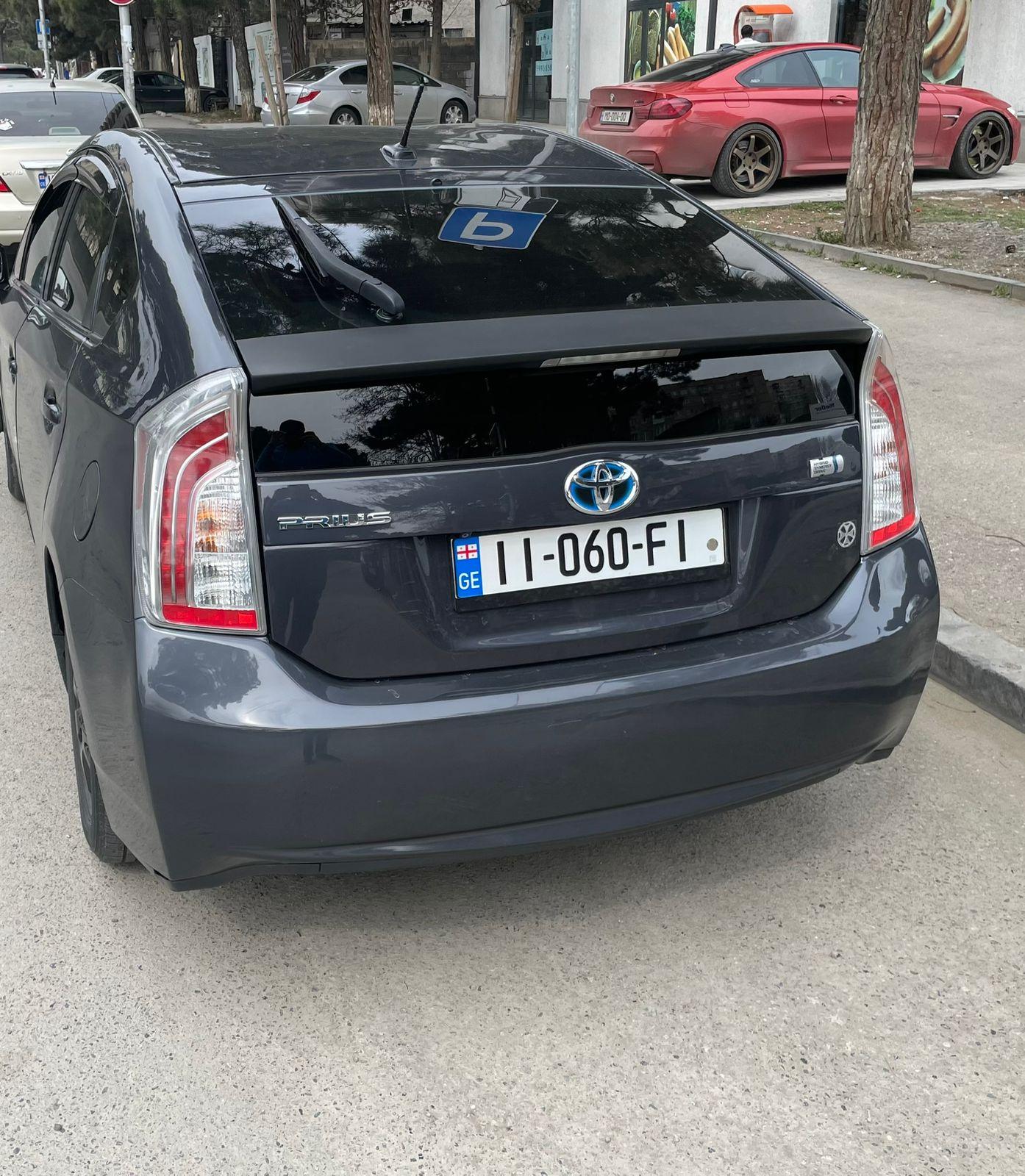 Toyota Prius — exterior view 2