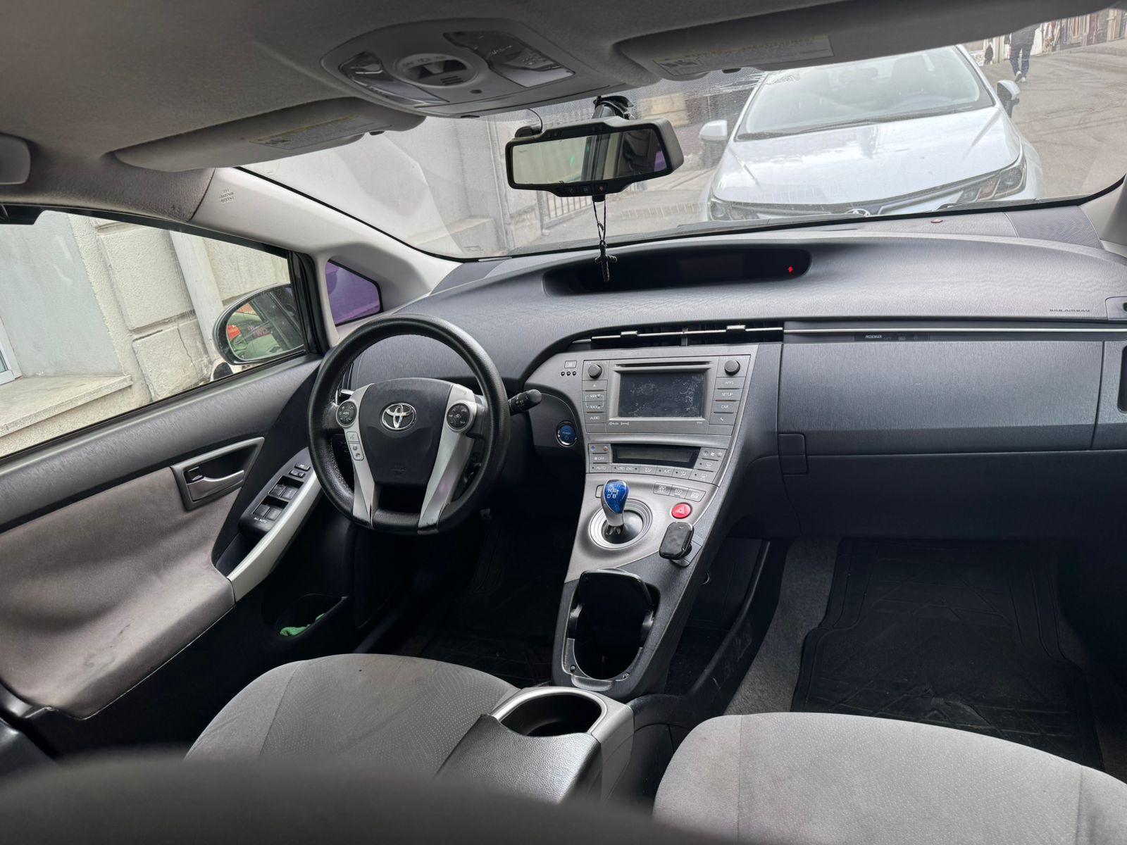 Toyota Prius — exterior view 3