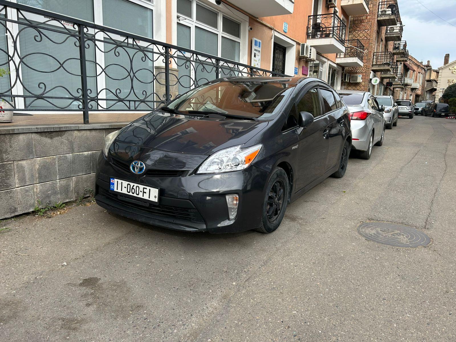 Toyota Prius — exterior view 4