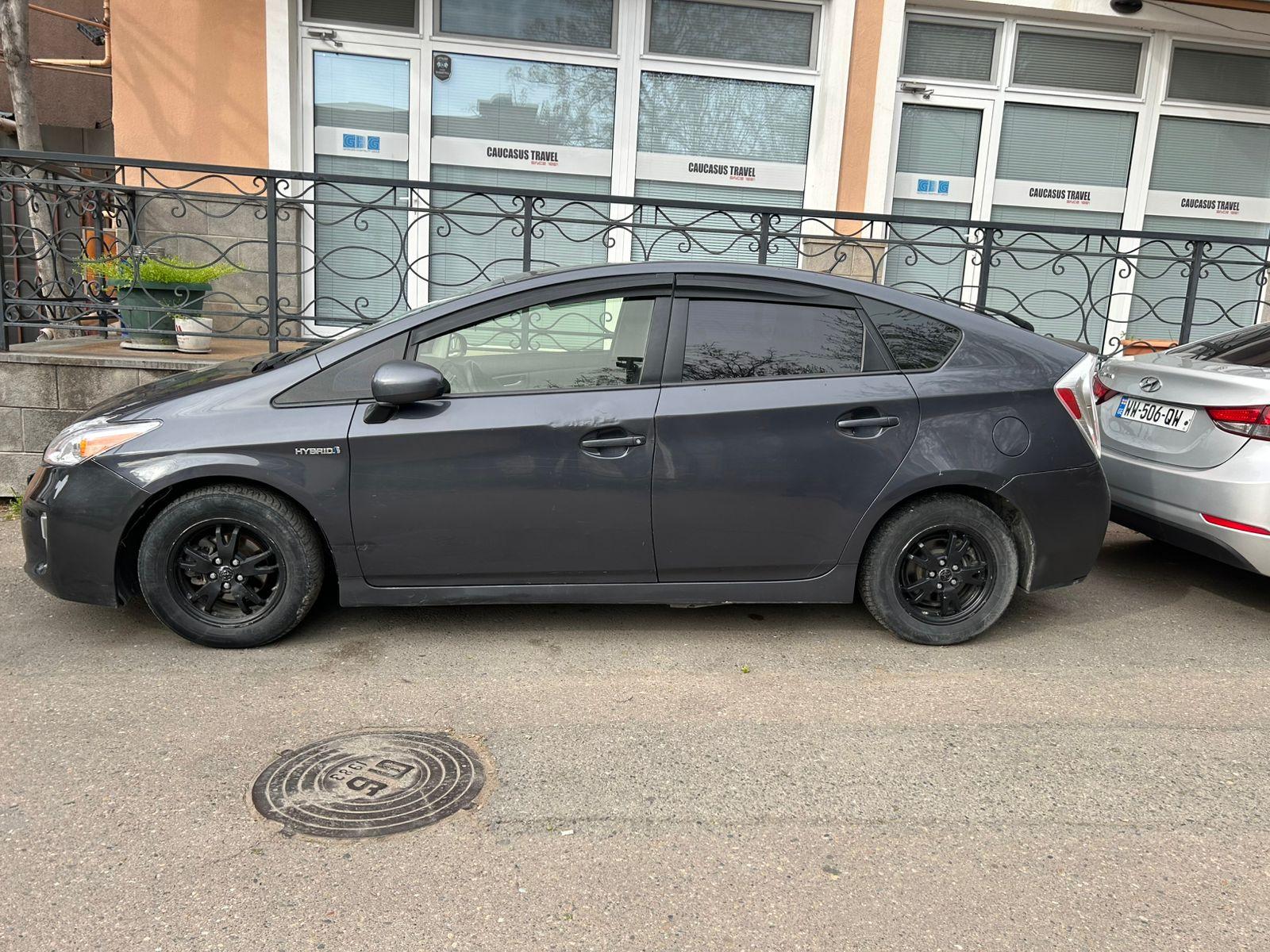 Toyota Prius — exterior view 5