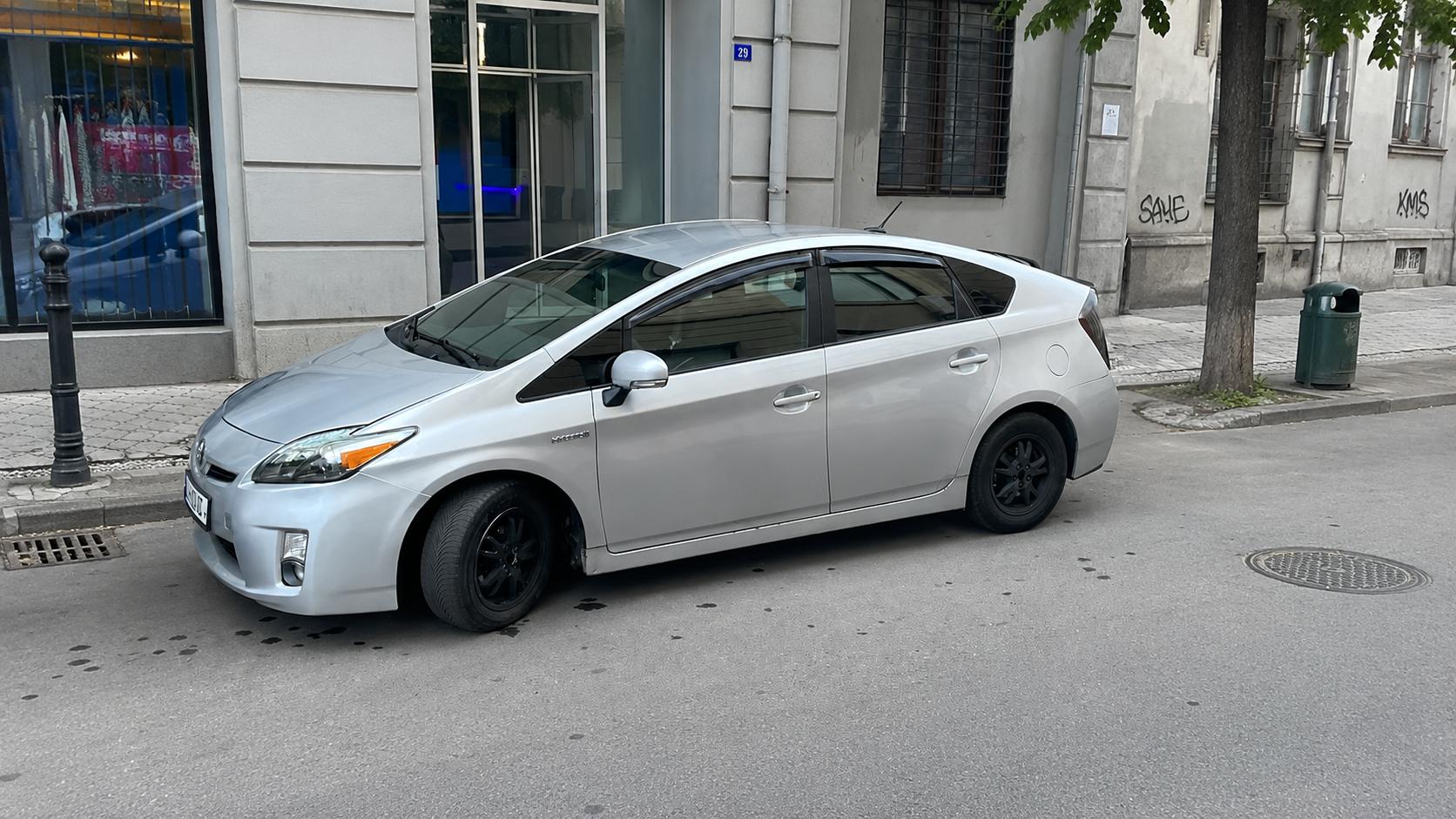Toyota Prius — exterior view 2