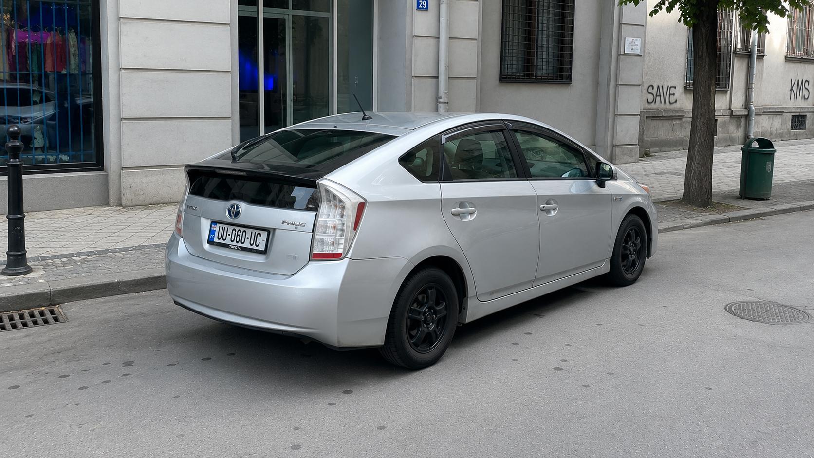 Toyota Prius — exterior view 3