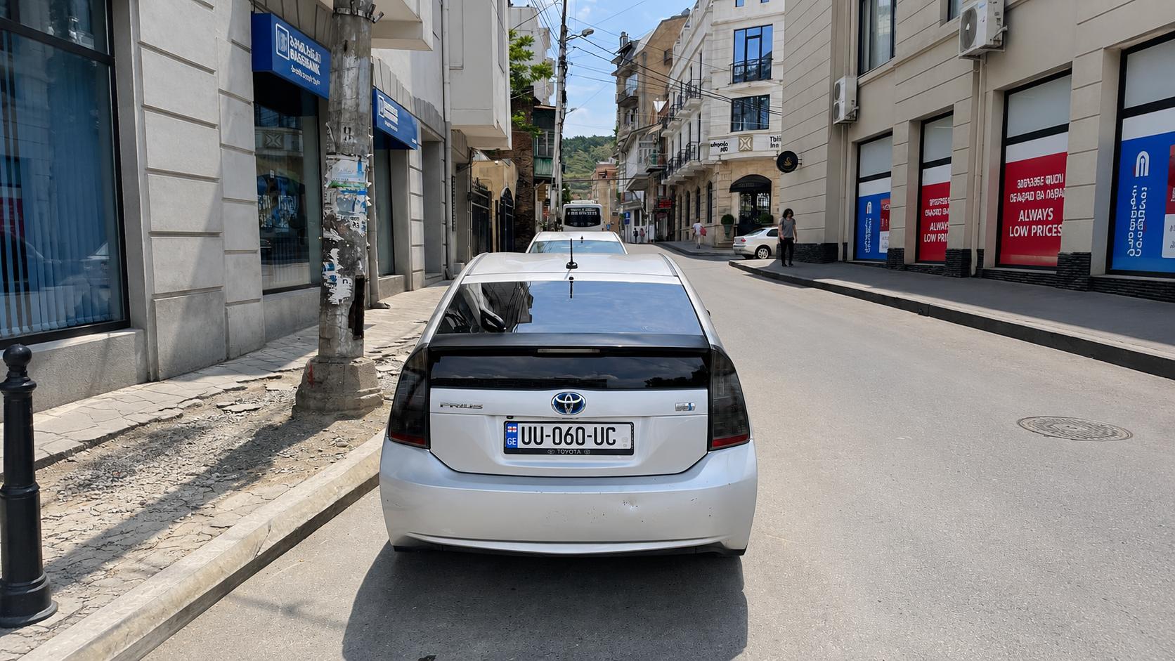 Toyota Prius — exterior view 4