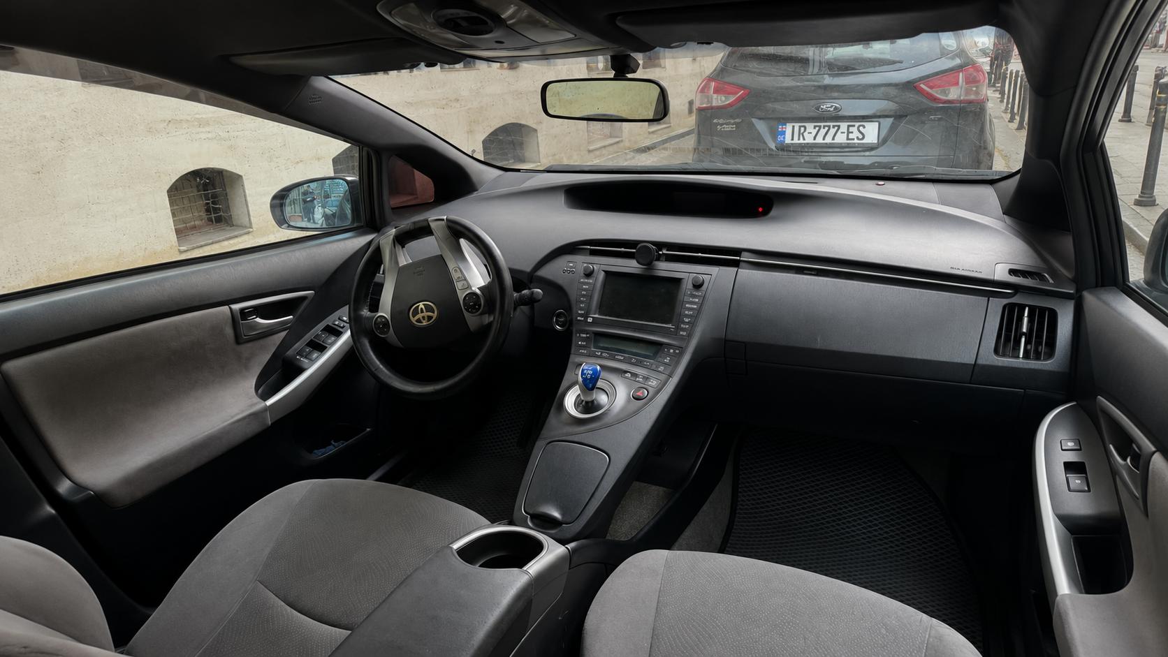 Toyota Prius — exterior view 5