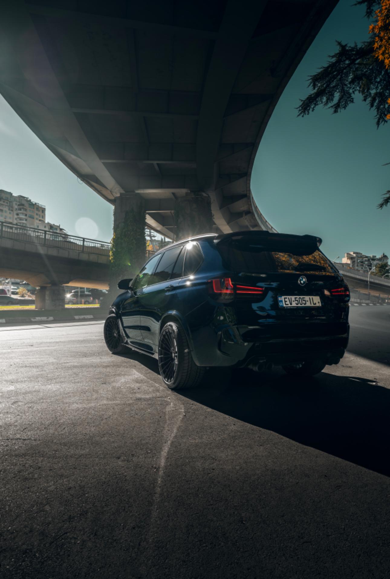 BMW X5 — exterior view 6