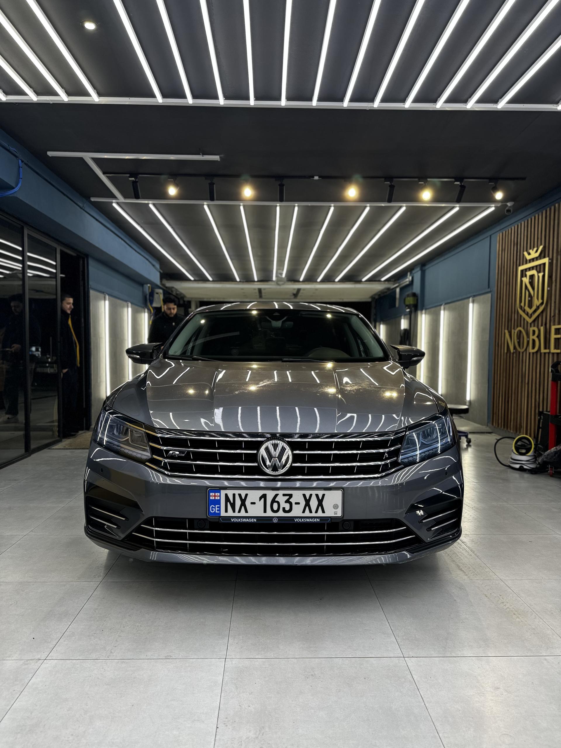 Volkswagen Passat — exterior view 2